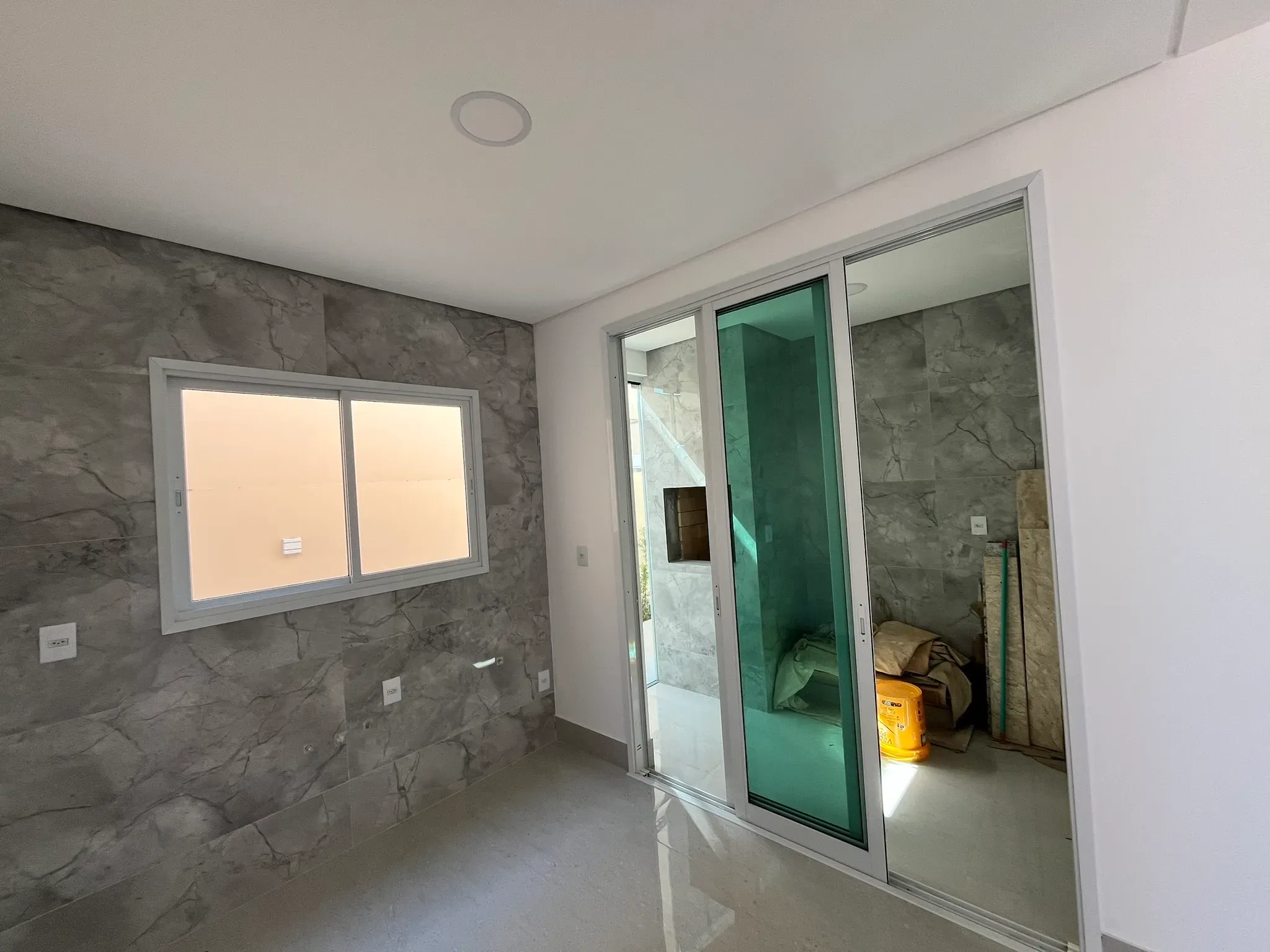 Casa com 3 dormitórios sendo 1 suíte e 1 vaga de garagem em Gov Celso Ramos/SC