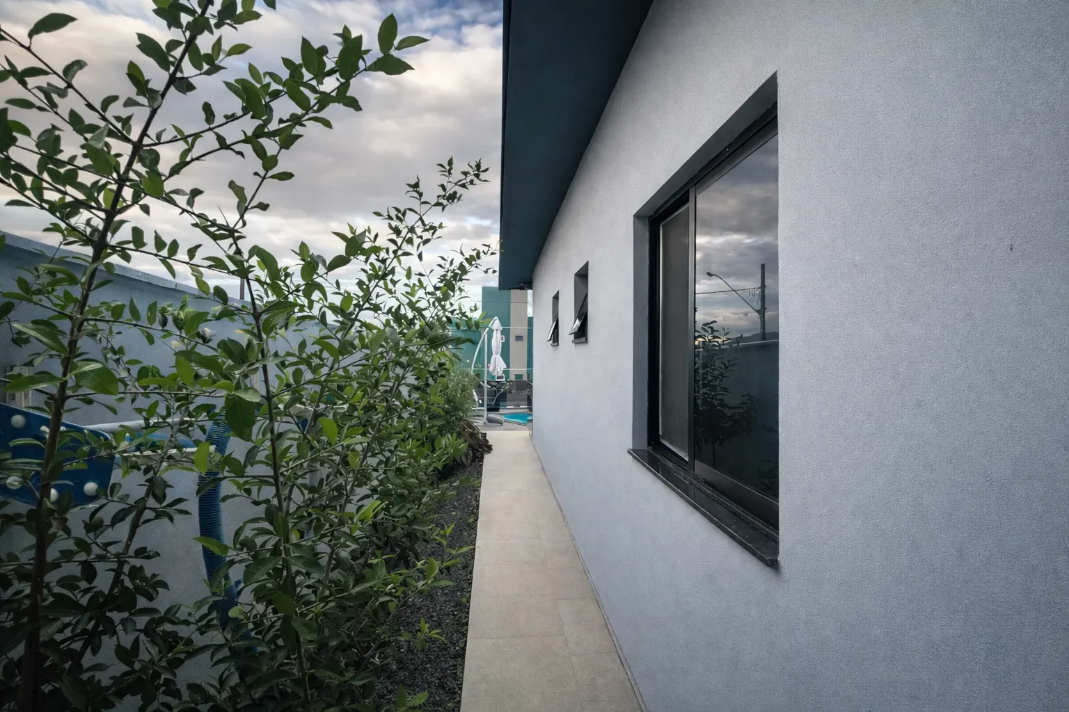 Casa com 2 dormitórios sendo 1 suíte e 1 vaga de garagem em Gov Celso Ramos/SC