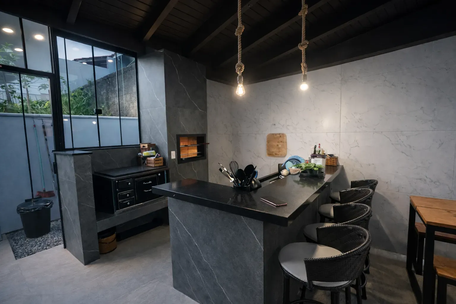 Casa com 2 dormitórios sendo 1 suíte e 1 vaga de garagem em Gov Celso Ramos/SC