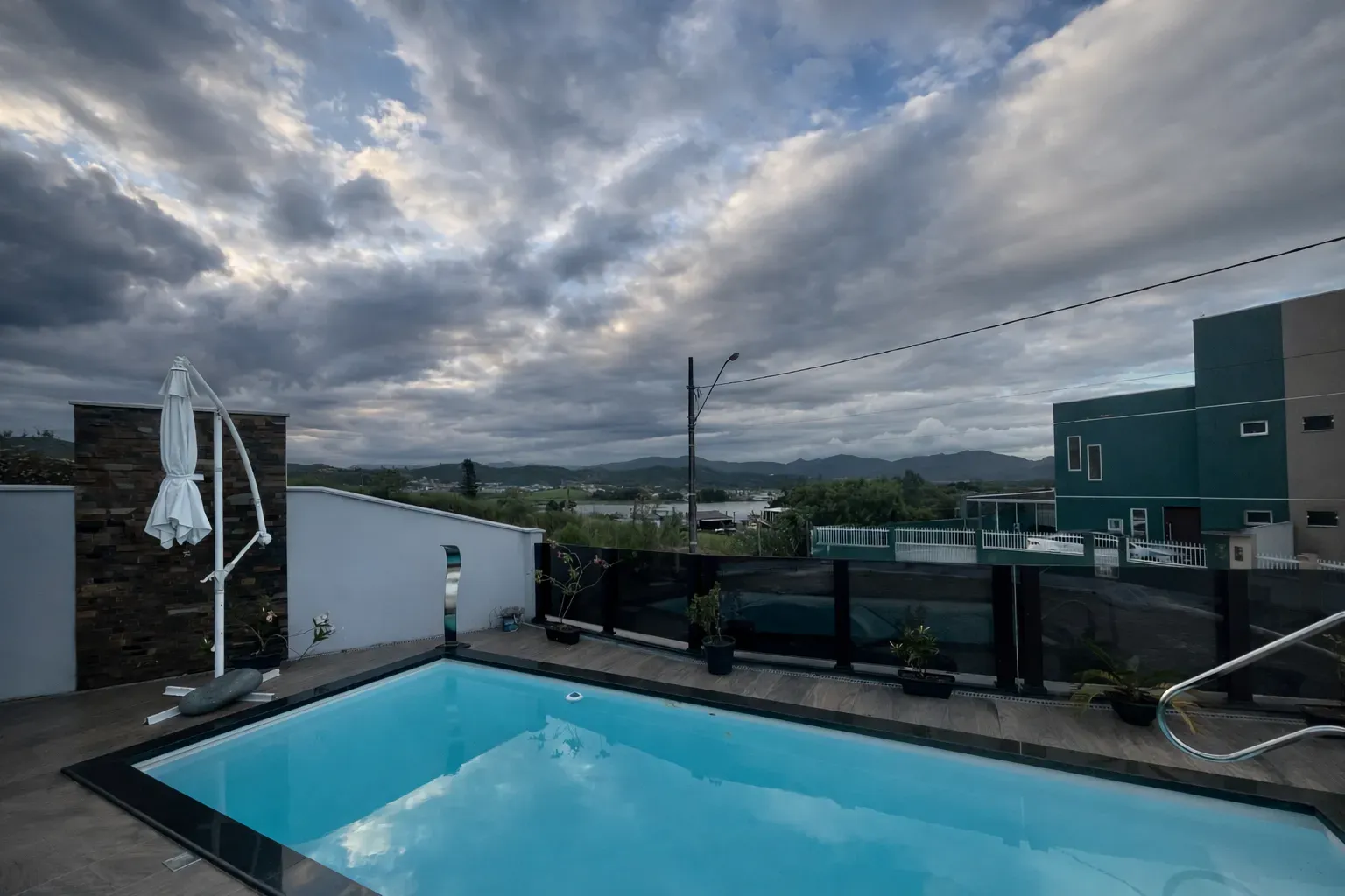 Casa com 2 dormitórios sendo 1 suíte e 1 vaga de garagem em Gov Celso Ramos/SC