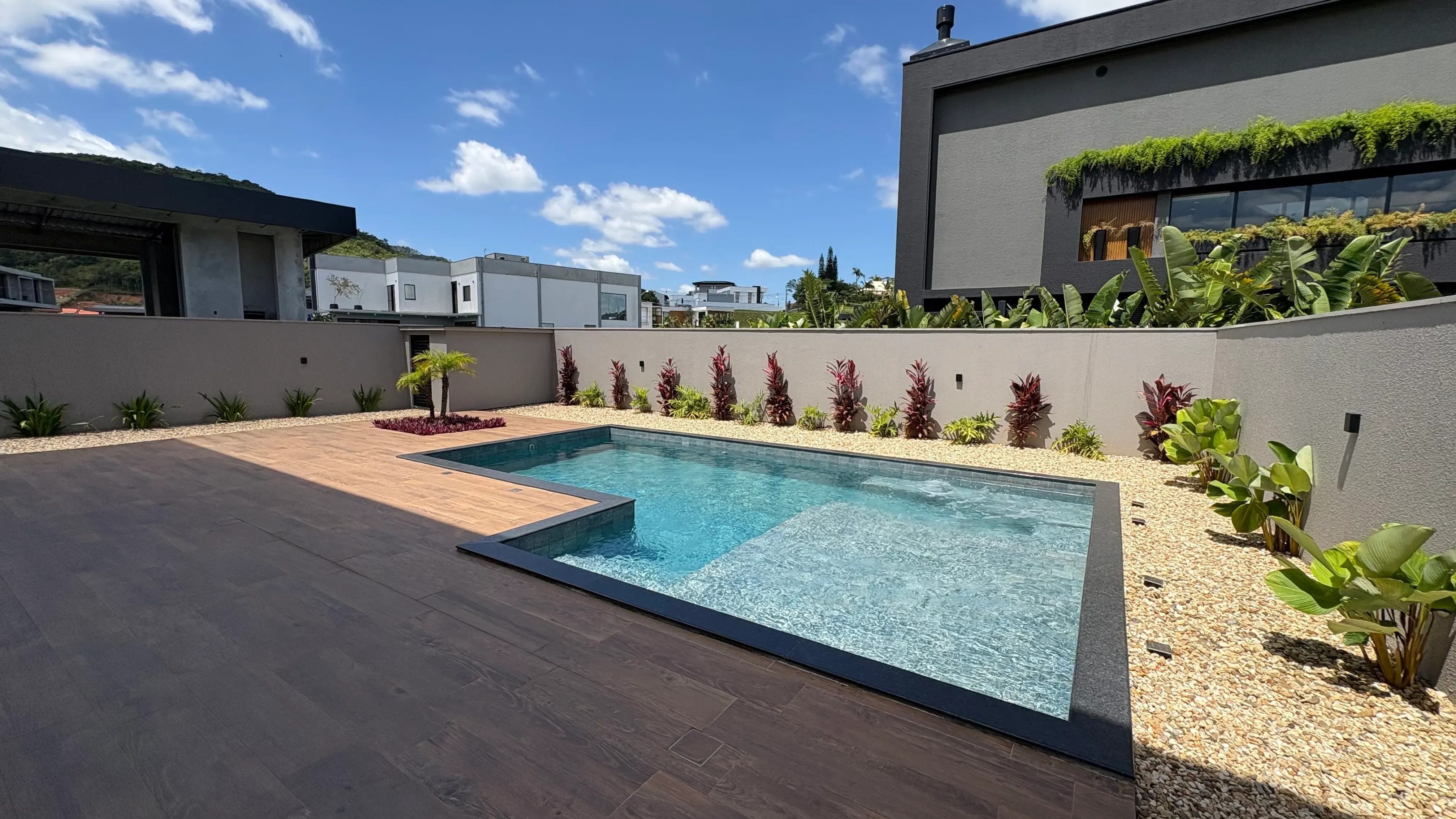 Casa com 4 dormitórios sendo 4 suítes e 4 vagas de garagem em Camboriú/SC