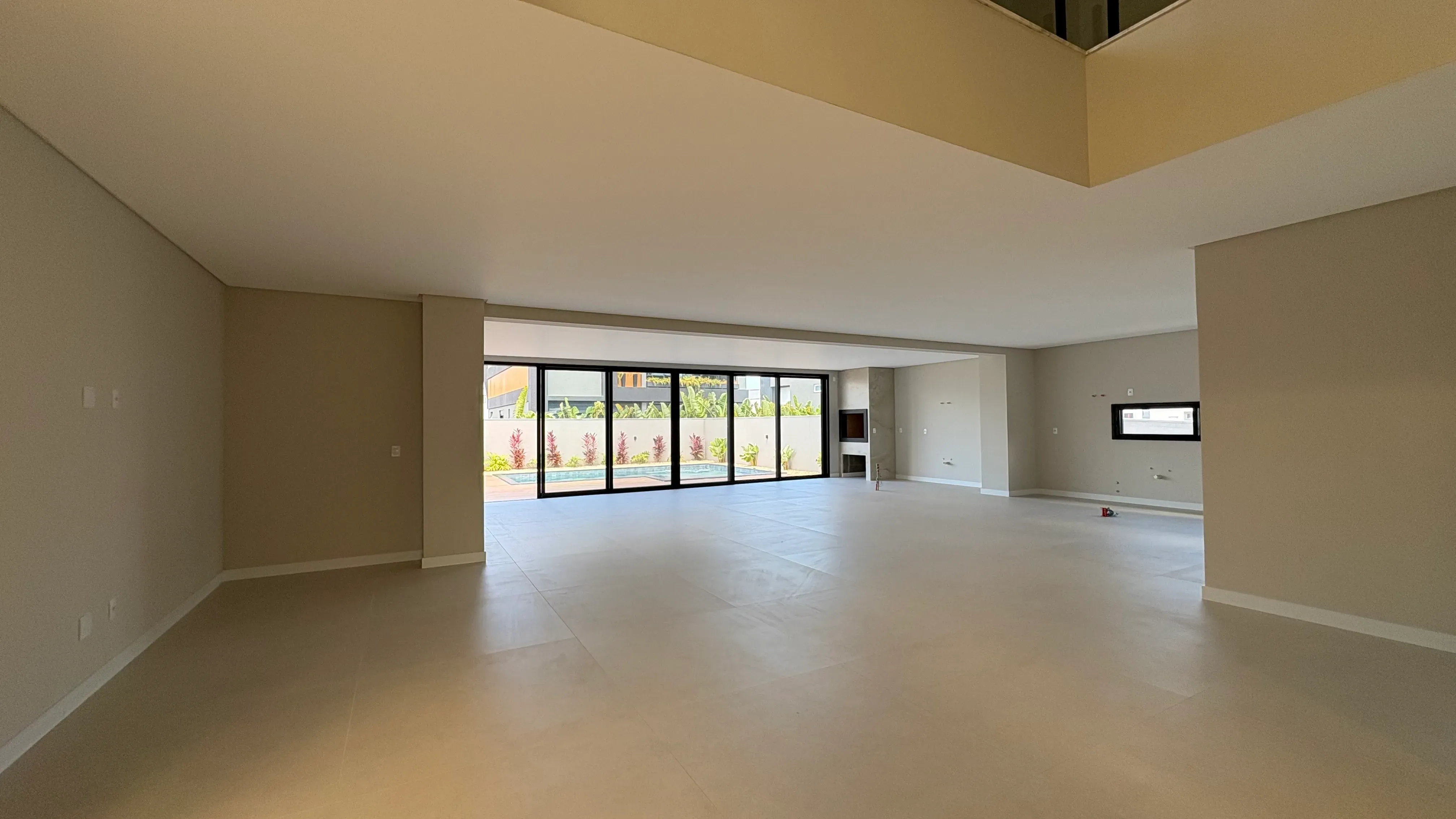 Casa com 4 dormitórios sendo 4 suítes e 4 vagas de garagem em Camboriú/SC