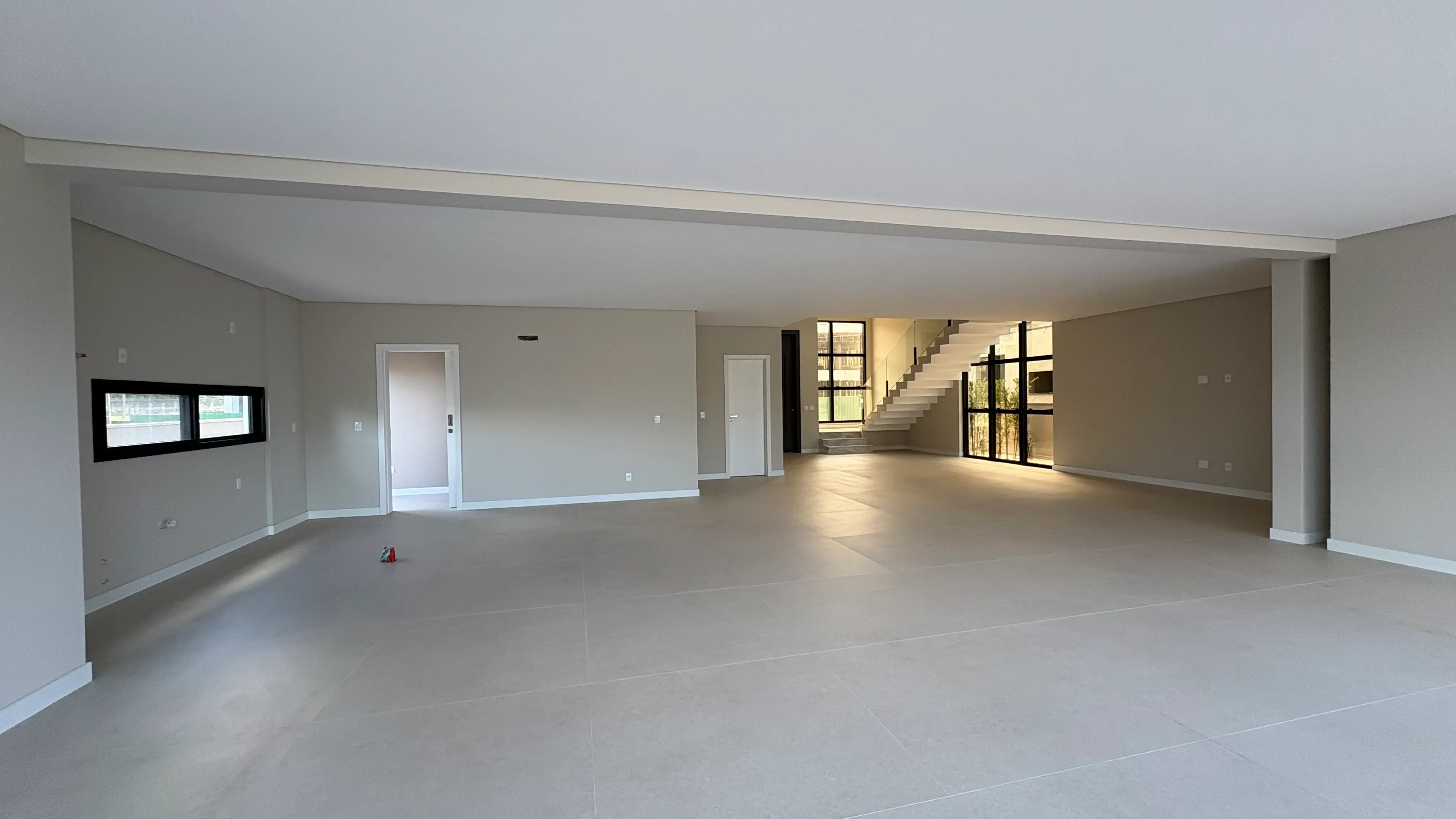 Casa com 4 dormitórios sendo 4 suítes e 4 vagas de garagem em Camboriú/SC