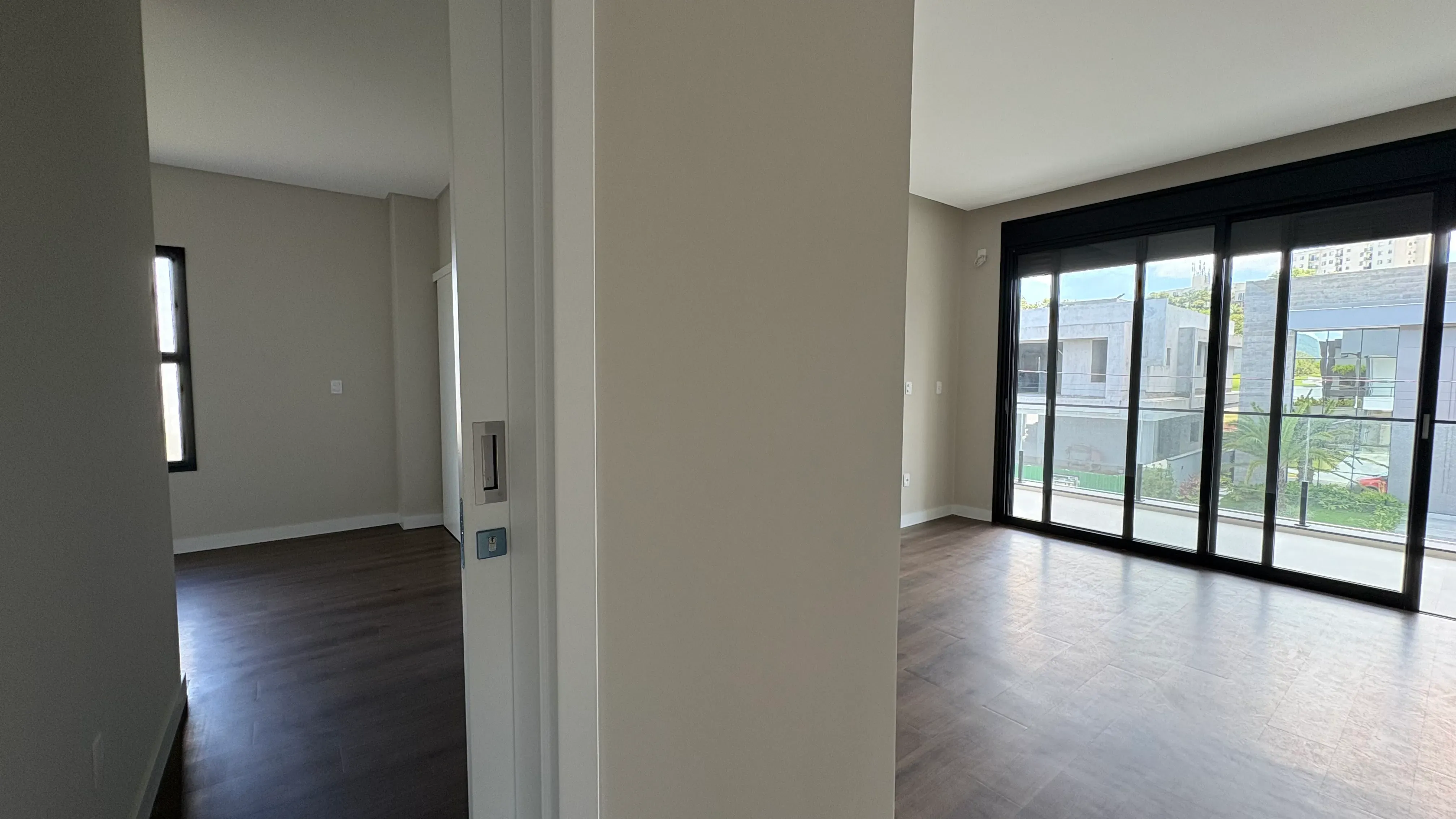 Casa com 4 dormitórios sendo 4 suítes e 4 vagas de garagem em Camboriú/SC