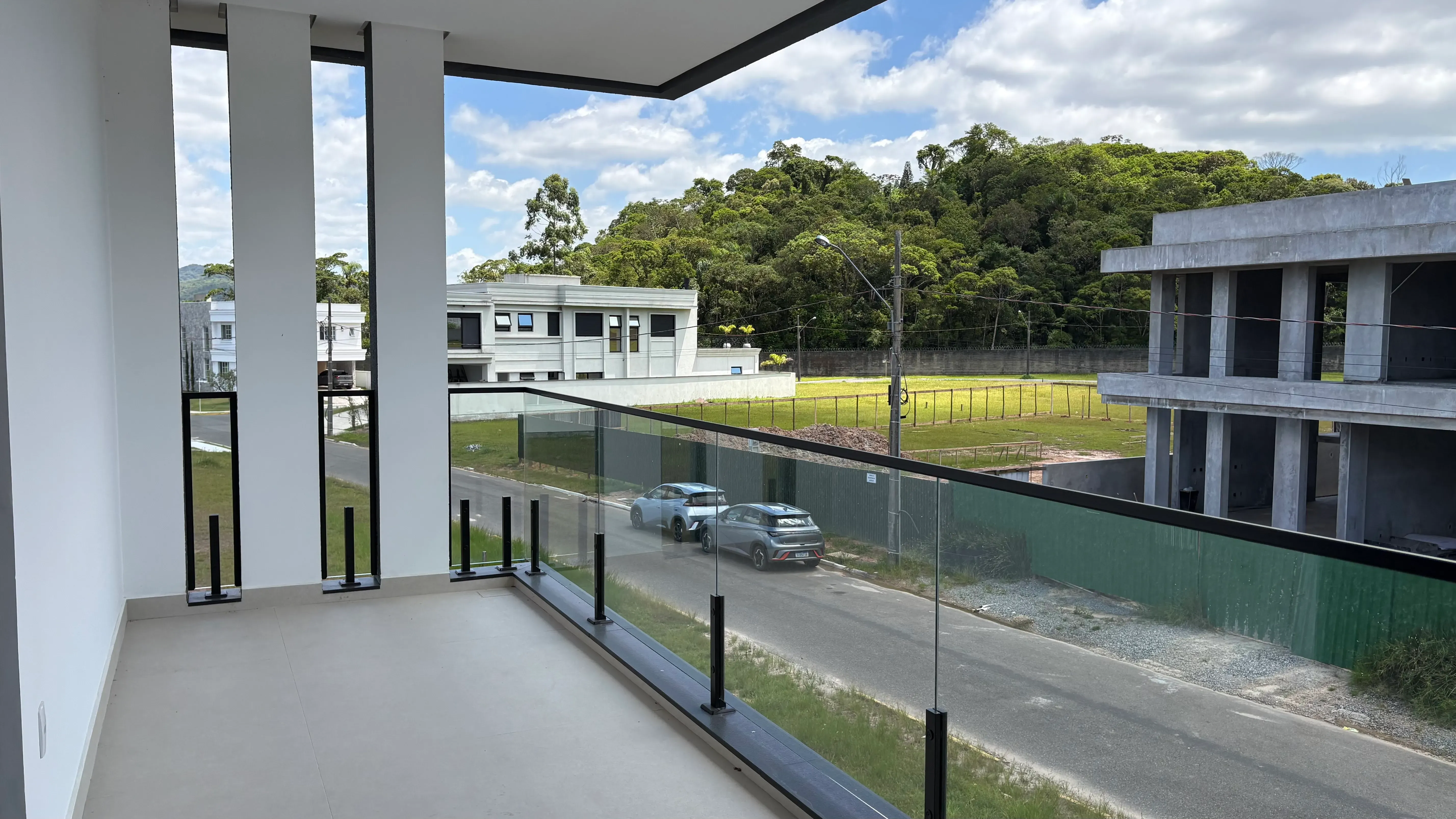 Casa com 4 dormitórios sendo 4 suítes e 4 vagas de garagem em Camboriú/SC