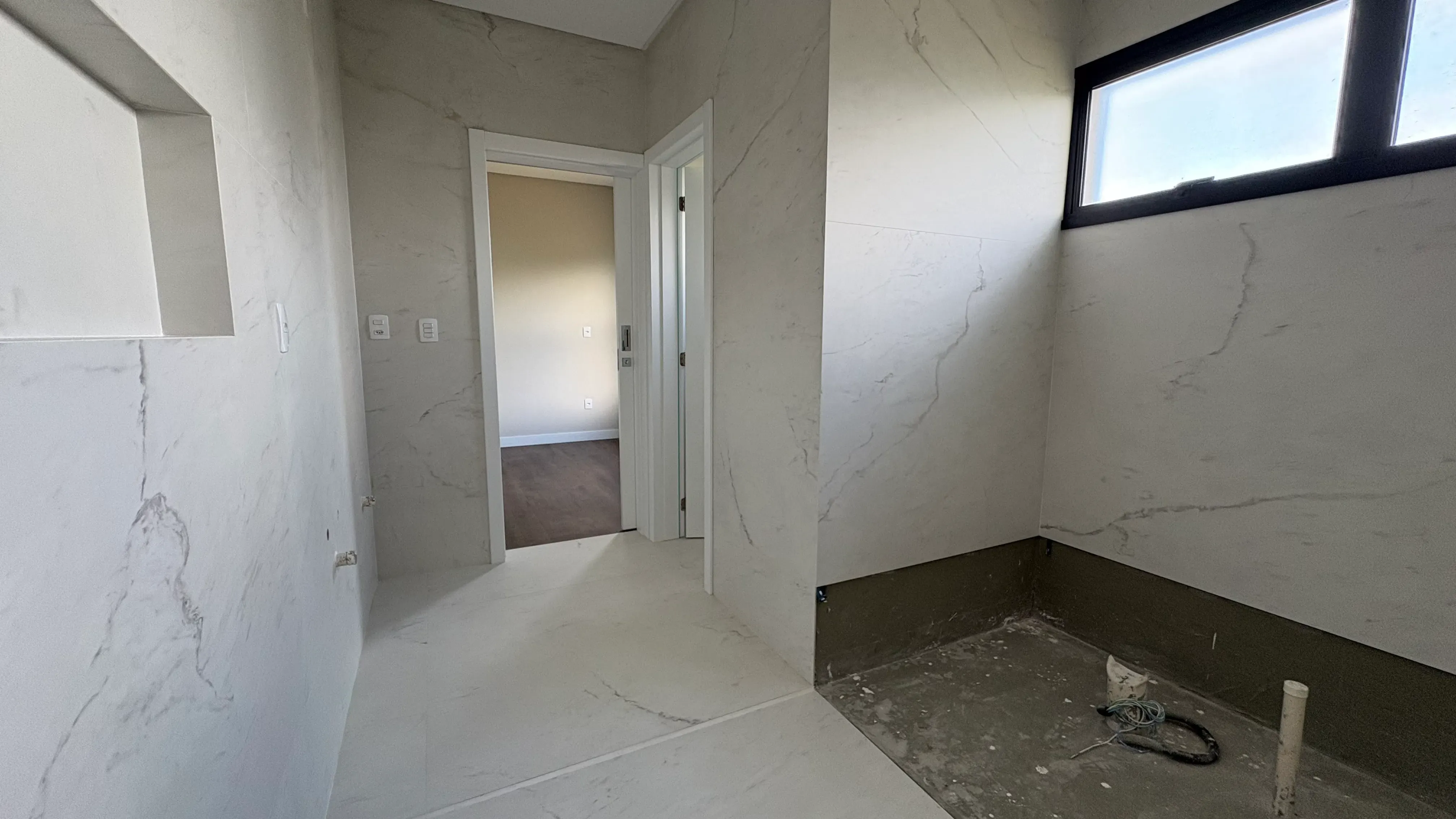 Casa com 4 dormitórios sendo 4 suítes e 4 vagas de garagem em Camboriú/SC