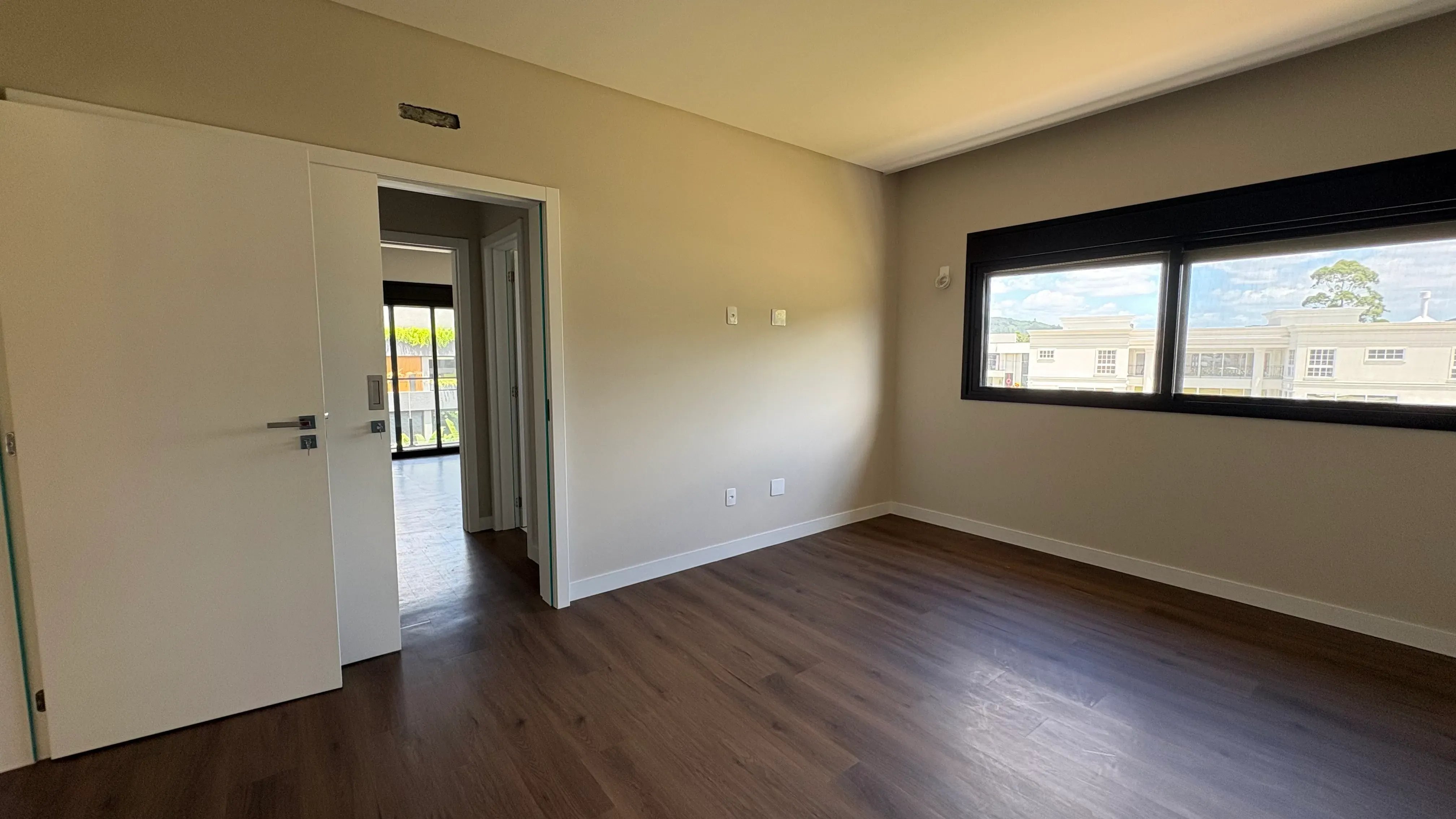 Casa com 4 dormitórios sendo 4 suítes e 4 vagas de garagem em Camboriú/SC