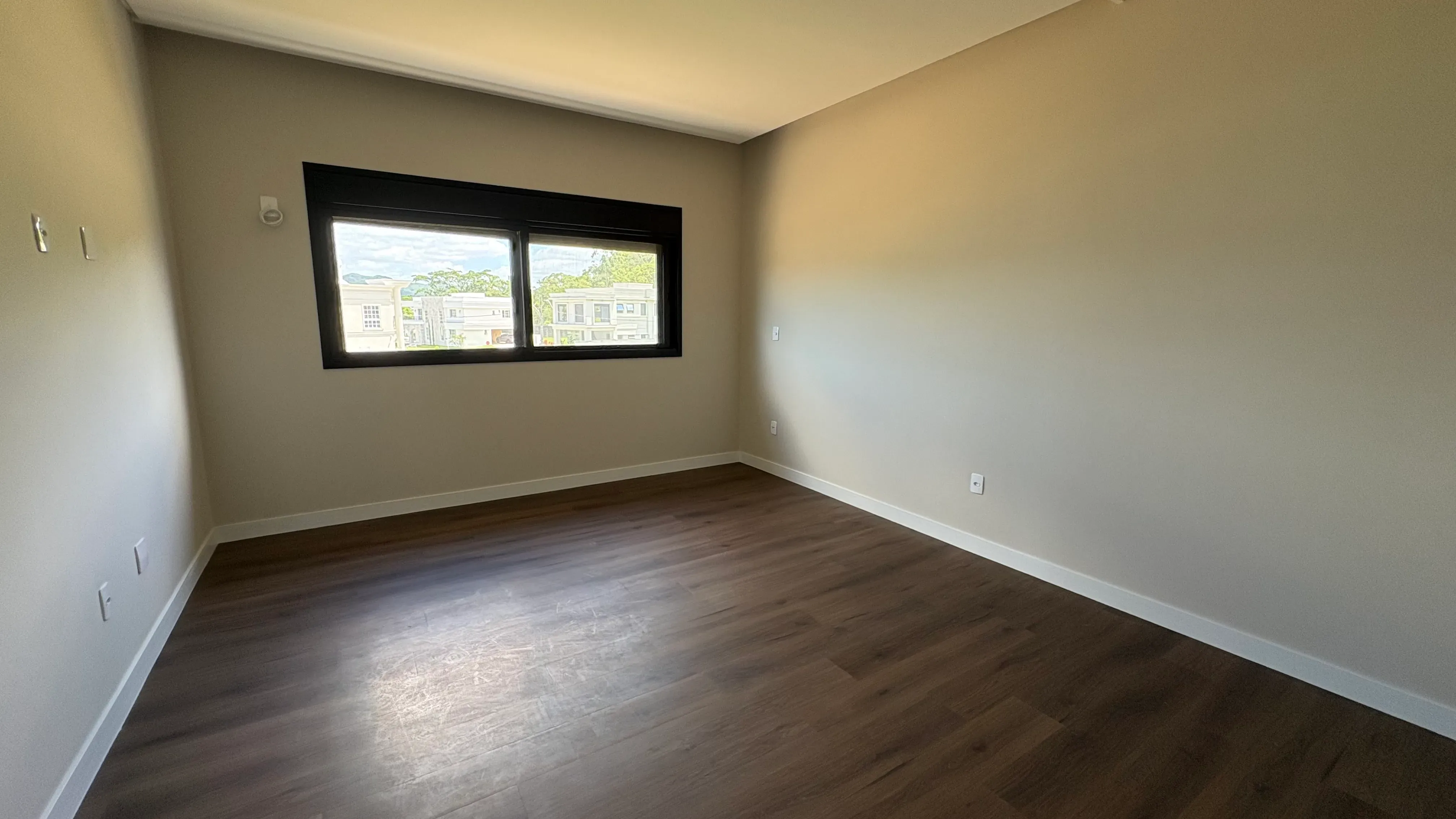 Casa com 4 dormitórios sendo 4 suítes e 4 vagas de garagem em Camboriú/SC