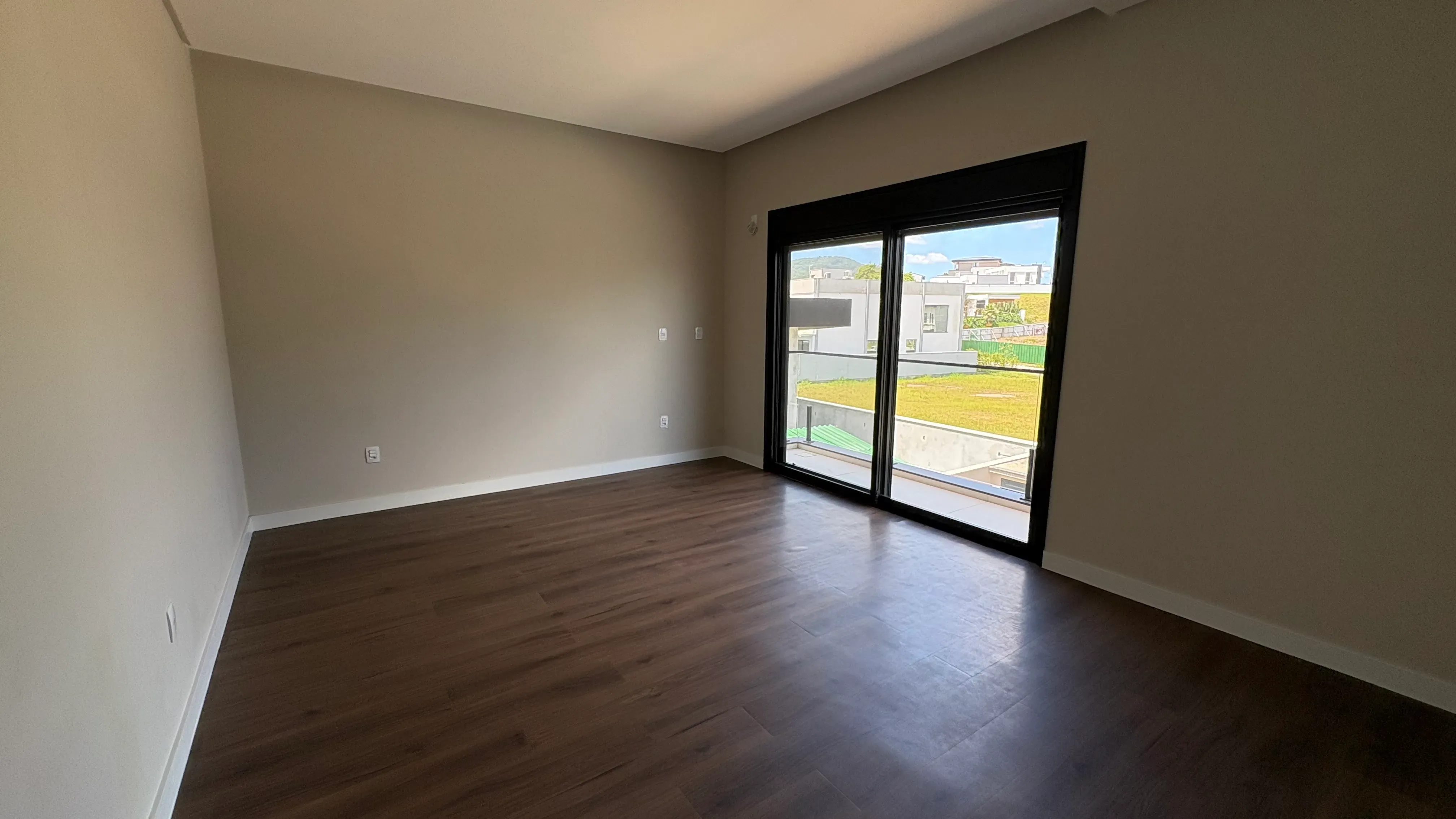 Casa com 4 dormitórios sendo 4 suítes e 4 vagas de garagem em Camboriú/SC