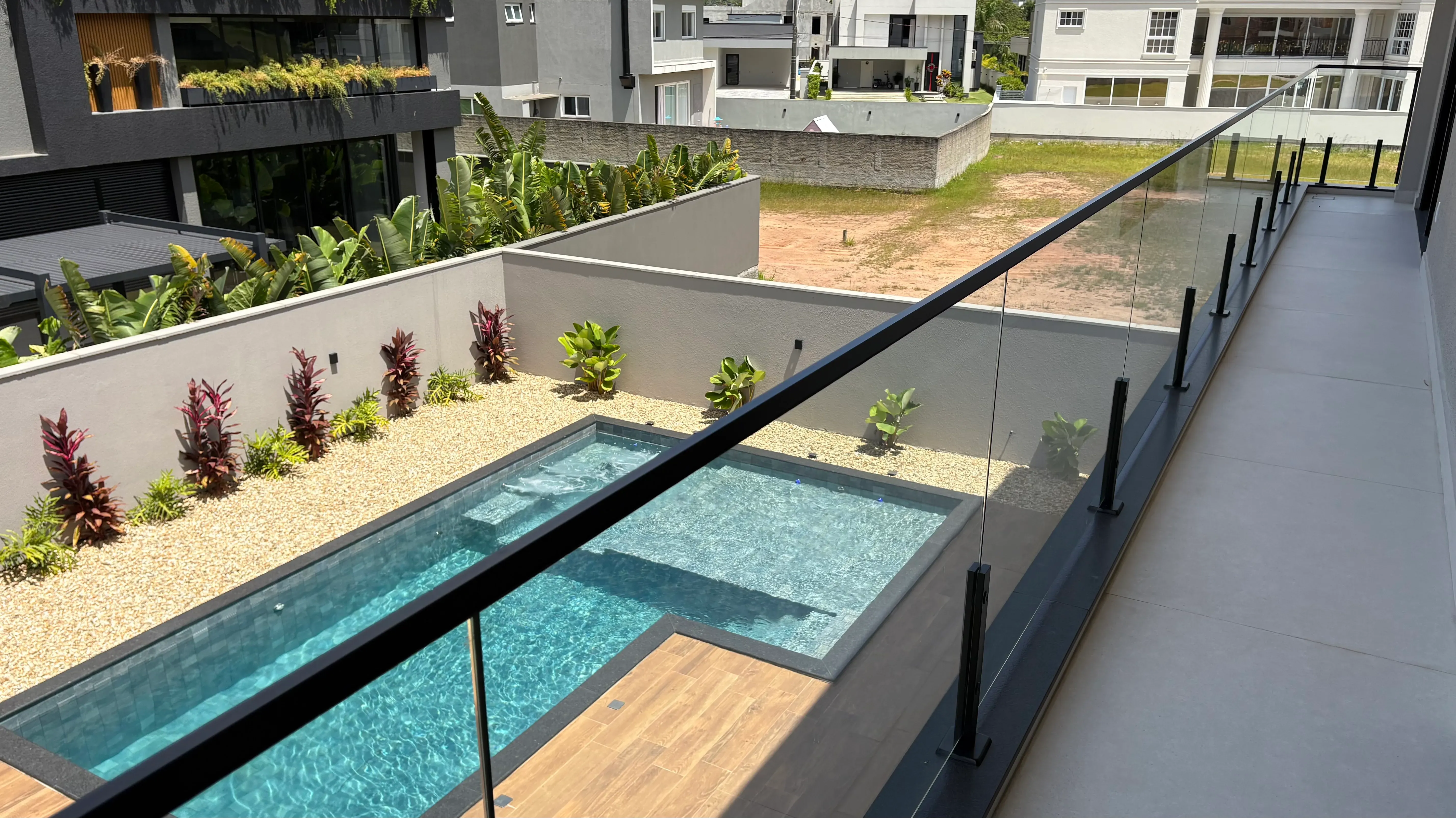 Casa com 4 dormitórios sendo 4 suítes e 4 vagas de garagem em Camboriú/SC