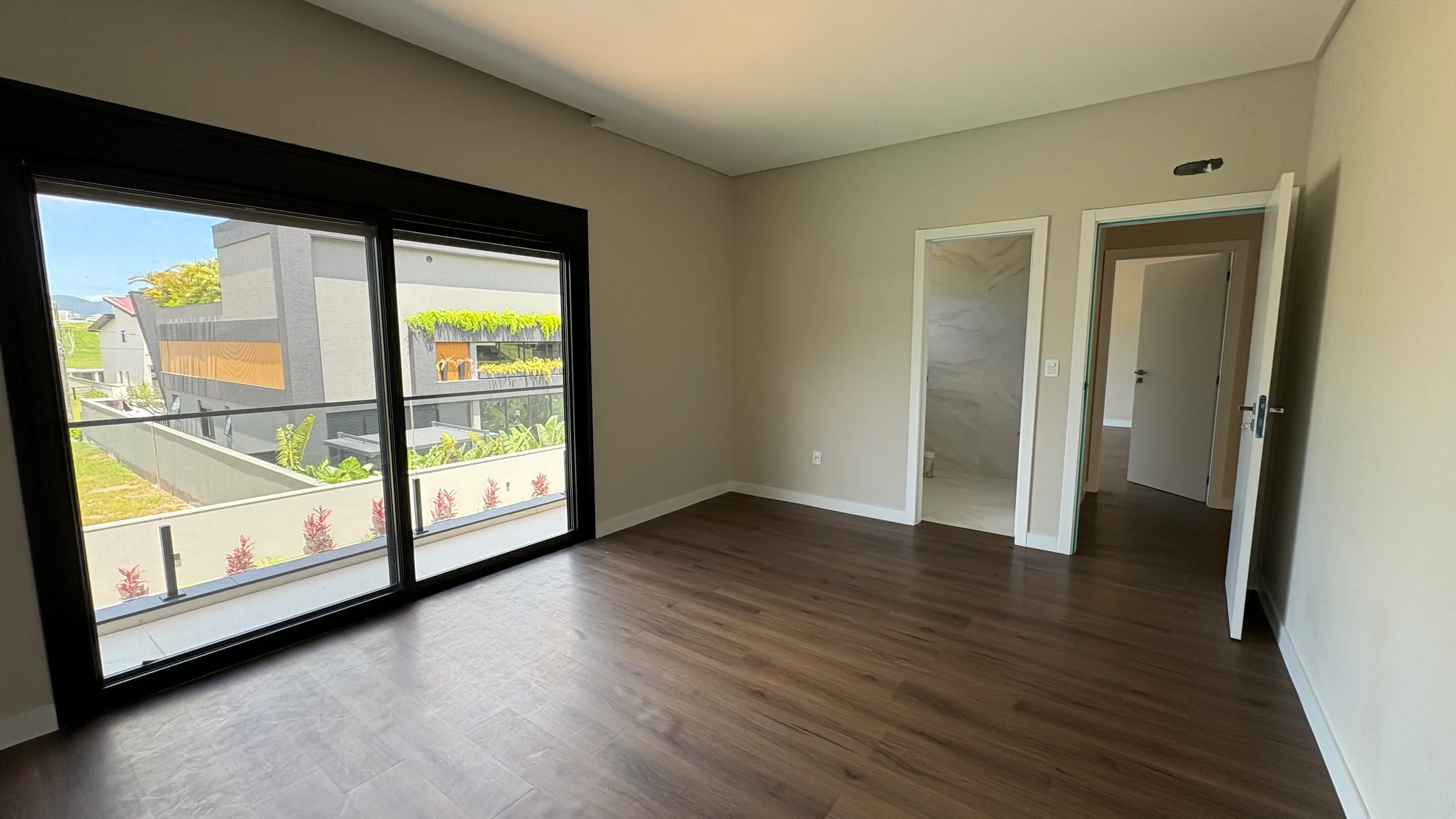 Casa com 4 dormitórios sendo 4 suítes e 4 vagas de garagem em Camboriú/SC