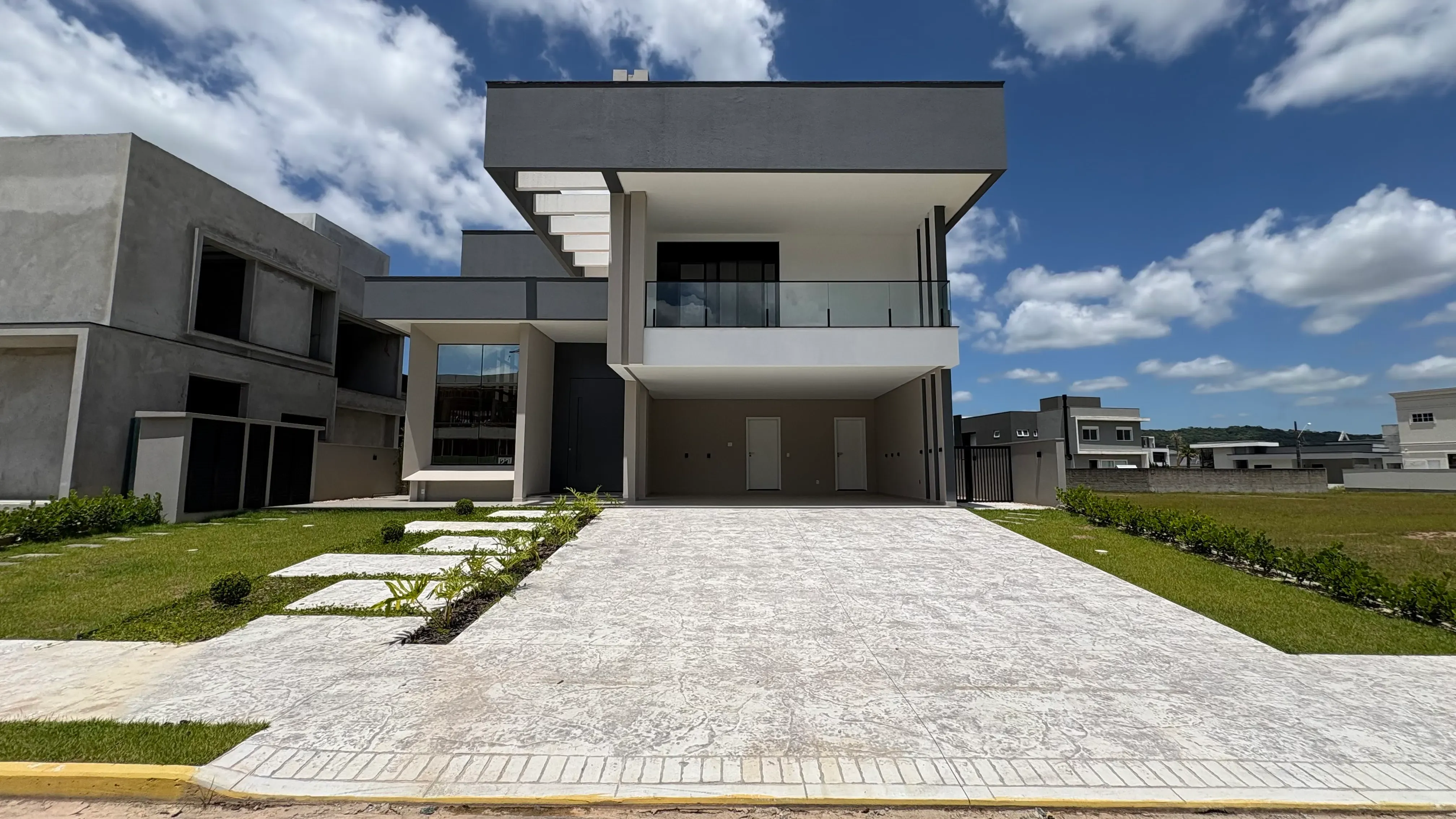 Casa com 4 dormitórios sendo 4 suítes e 4 vagas de garagem em Camboriú/SC