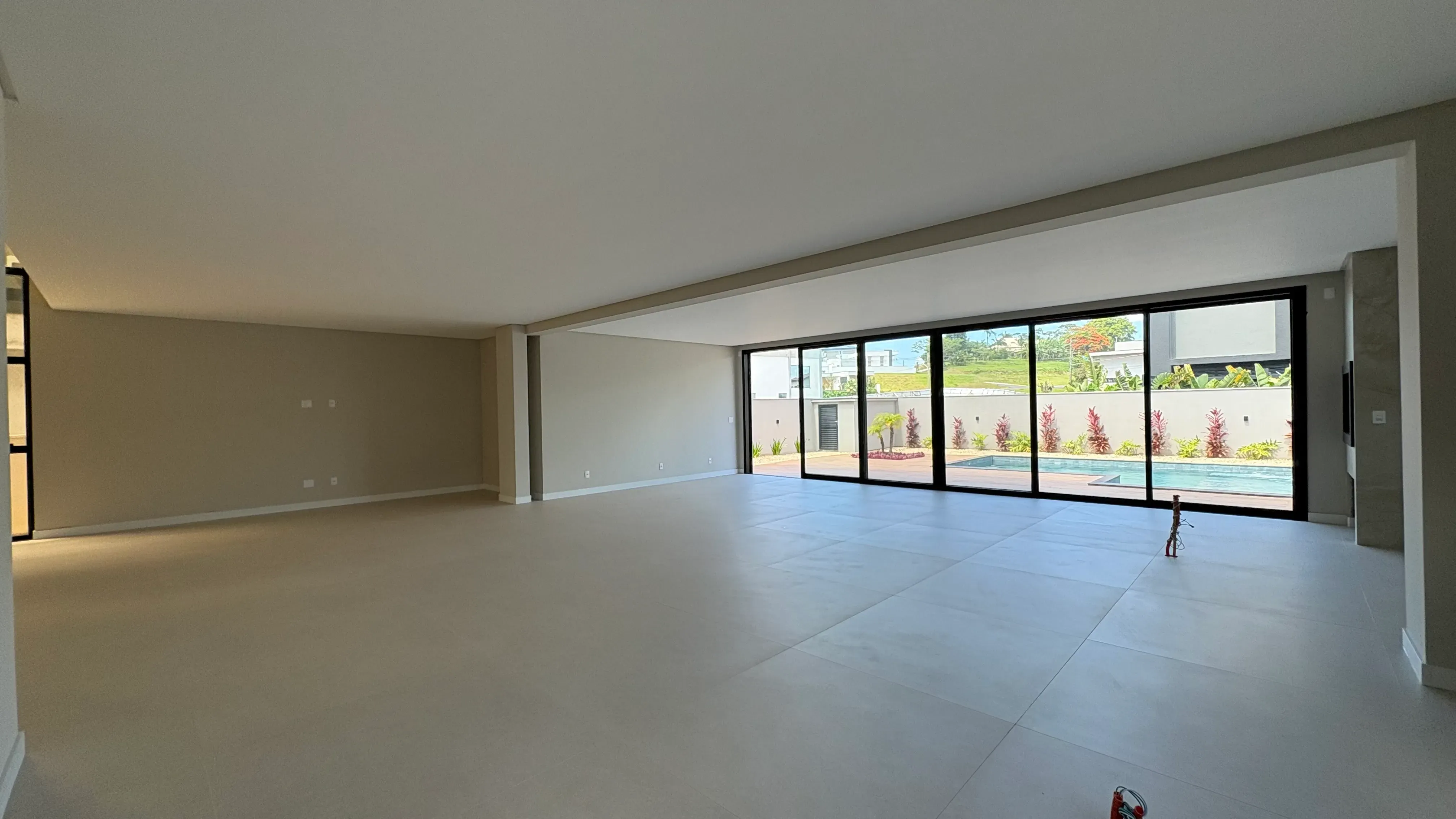 Casa com 4 dormitórios sendo 4 suítes e 4 vagas de garagem em Camboriú/SC