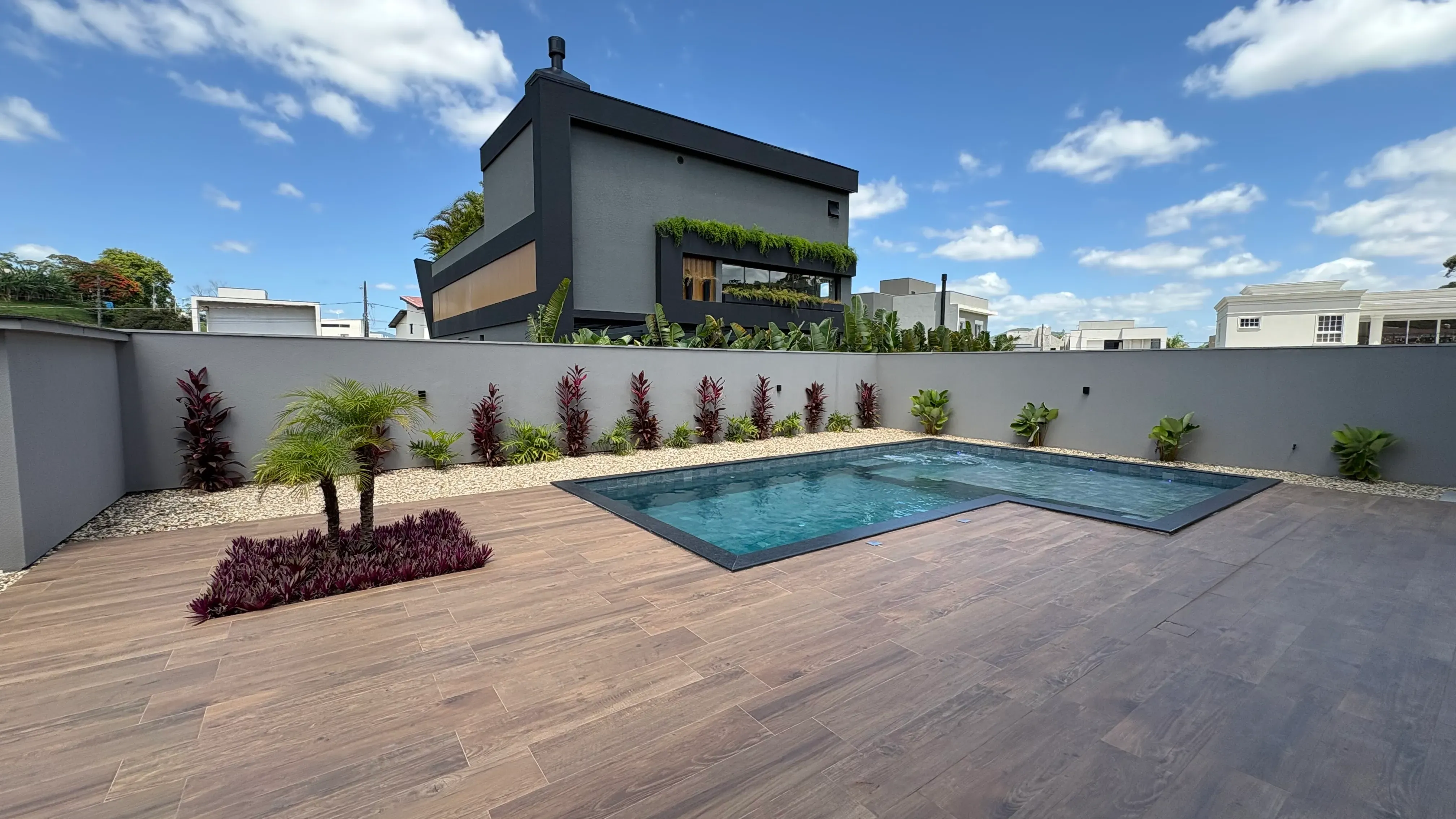 Casa com 4 dormitórios sendo 4 suítes e 4 vagas de garagem em Camboriú/SC