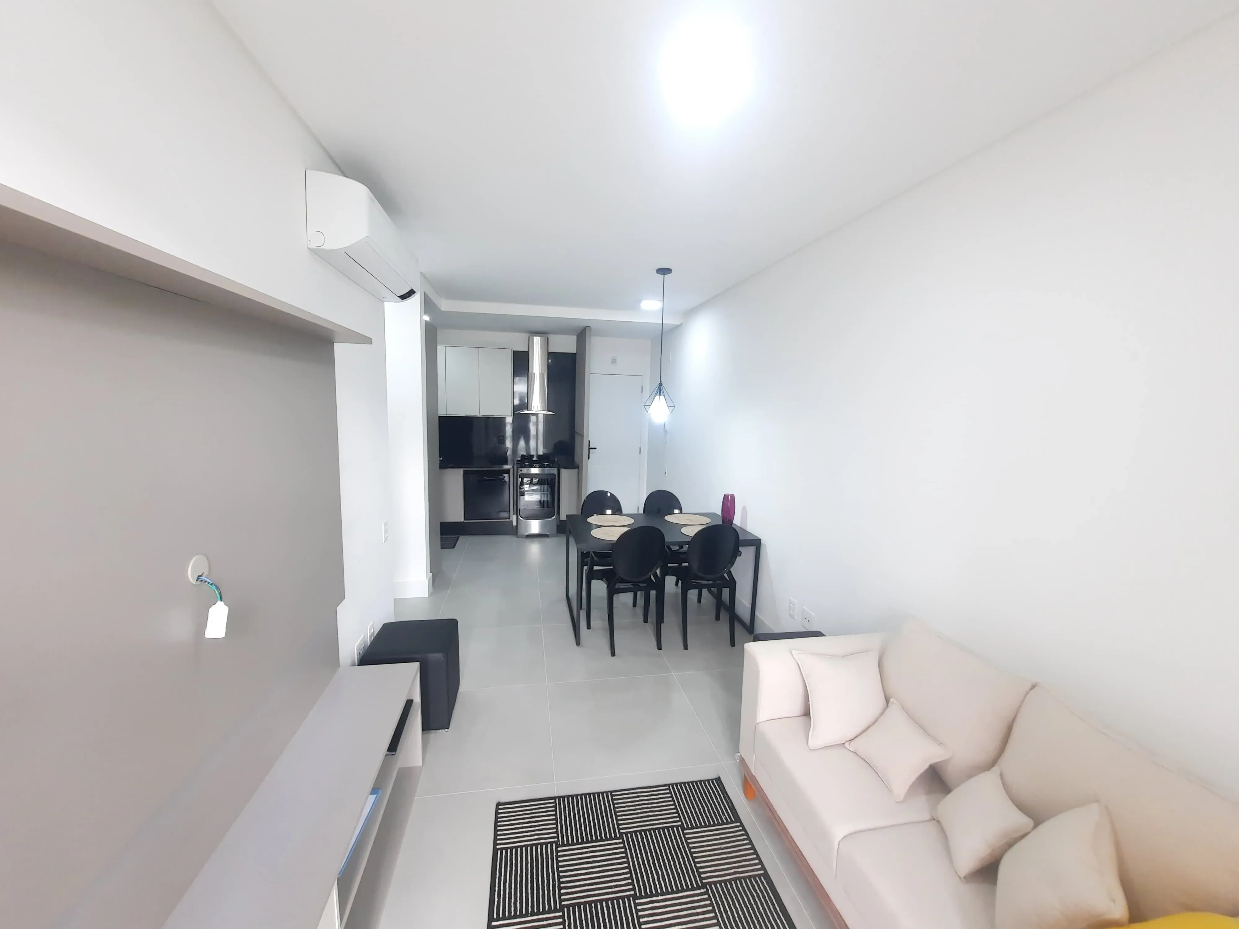 Apartamento com 1 dormitório e 1 vaga de garagem em Florianópolis/SC