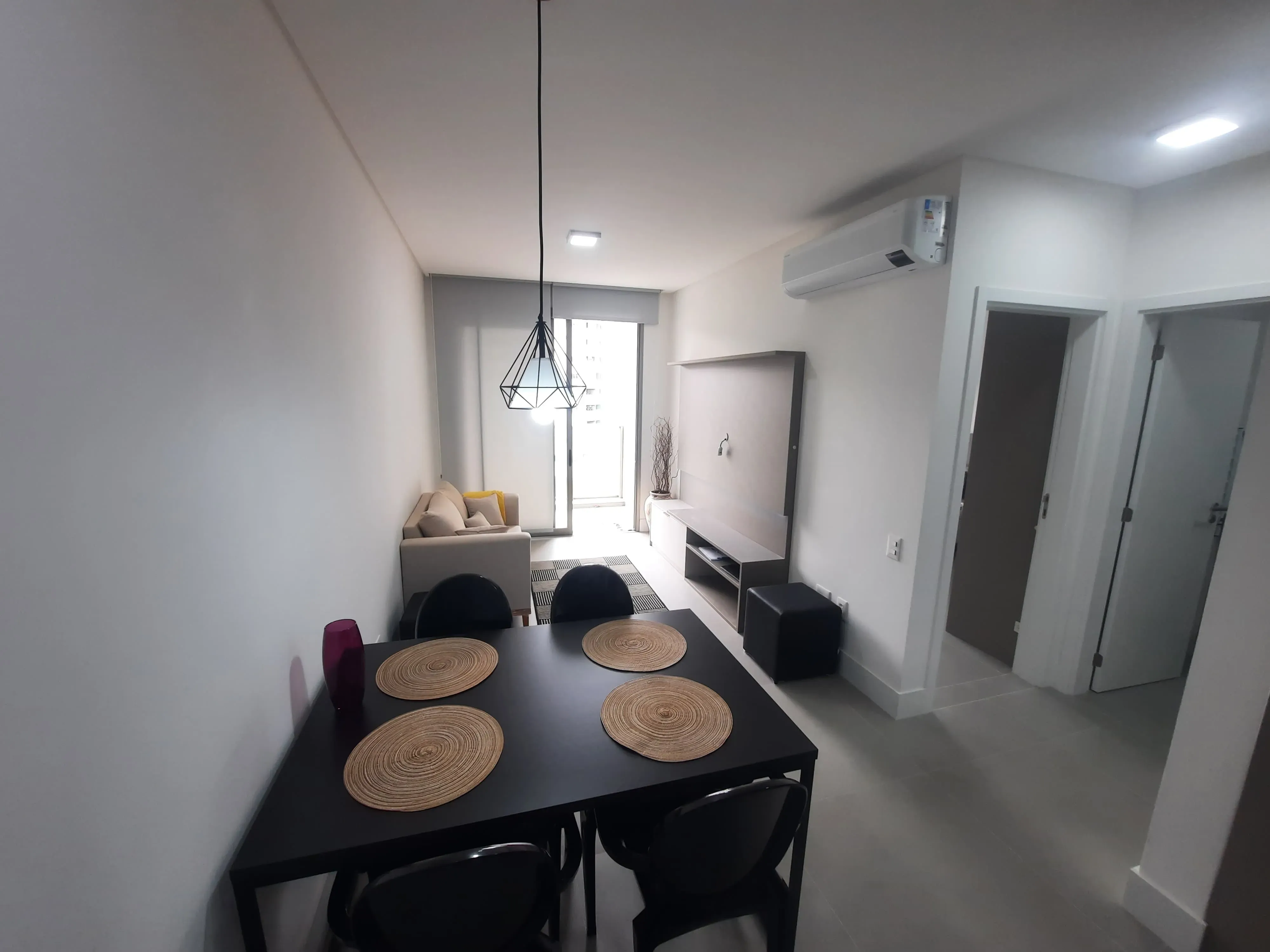Apartamento com 1 dormitório e 1 vaga de garagem em Florianópolis/SC