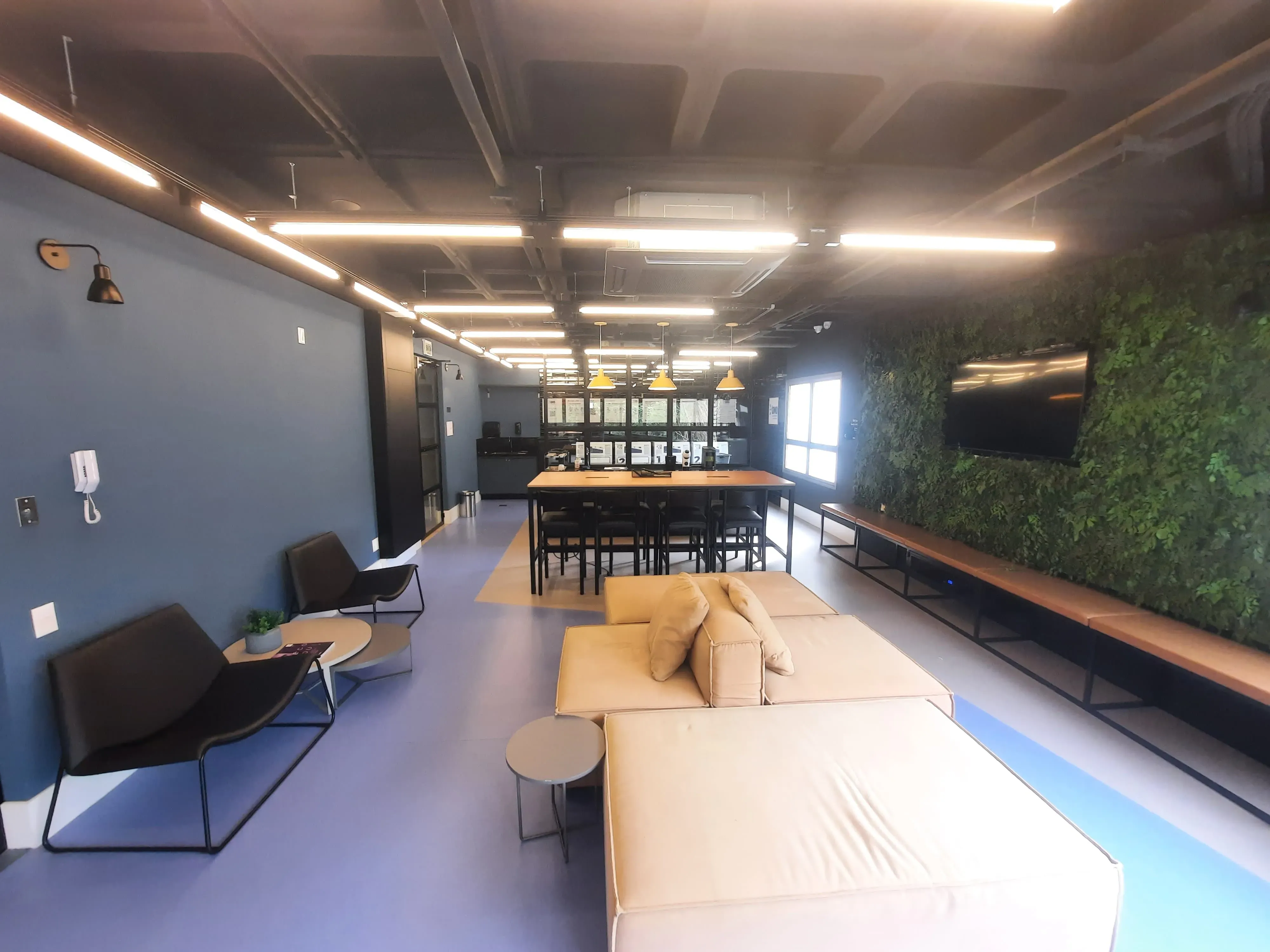 Apartamento com 1 dormitório e 1 vaga de garagem em Florianópolis/SC