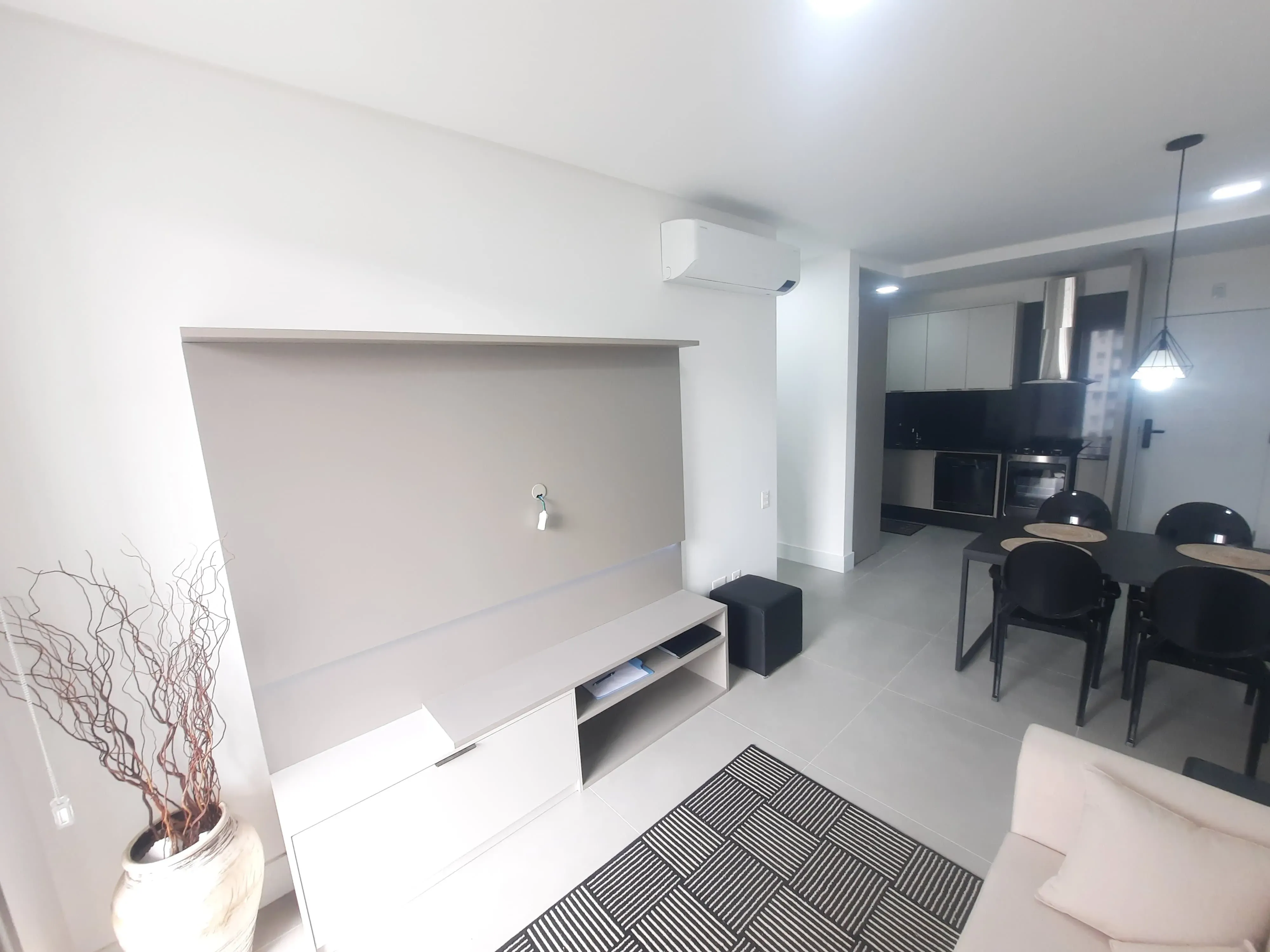 Apartamento com 1 dormitório e 1 vaga de garagem em Florianópolis/SC