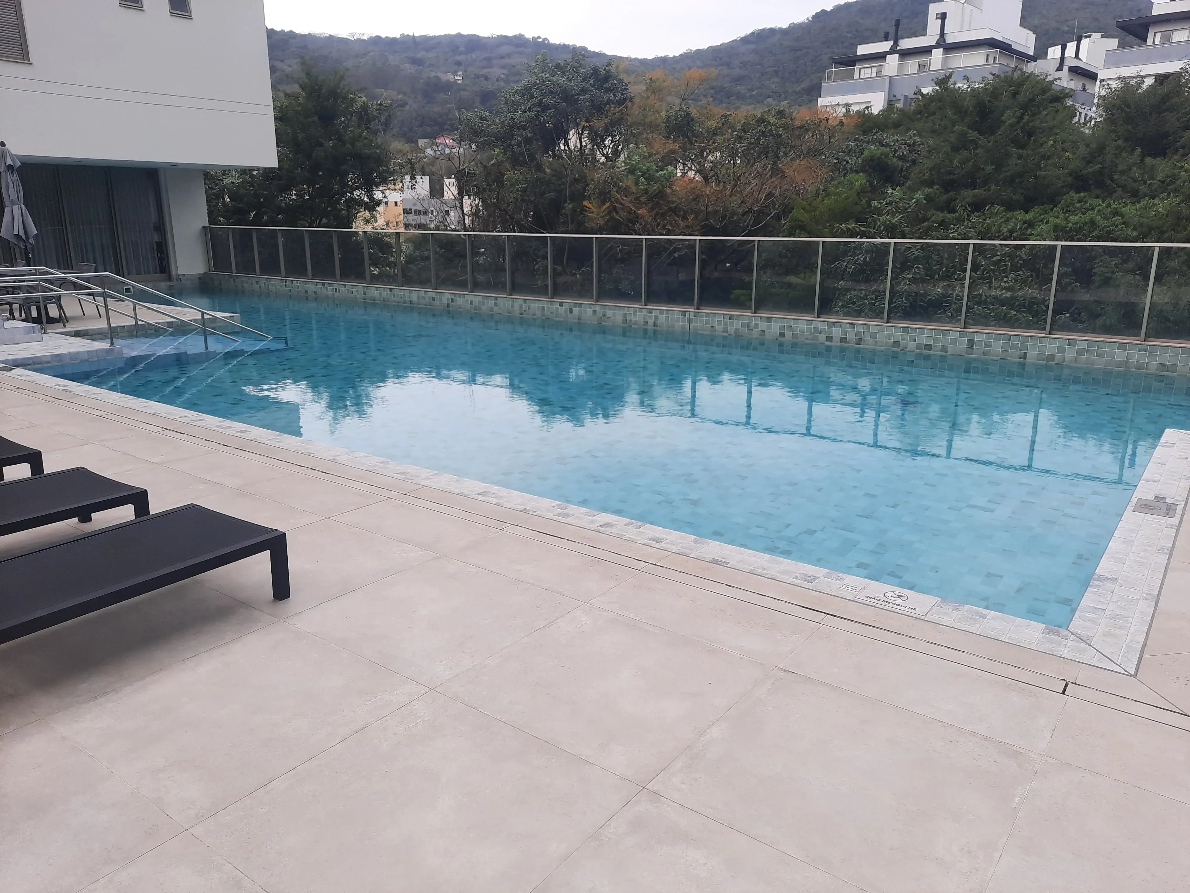 Apartamento com 1 dormitório e 1 vaga de garagem em Florianópolis/SC