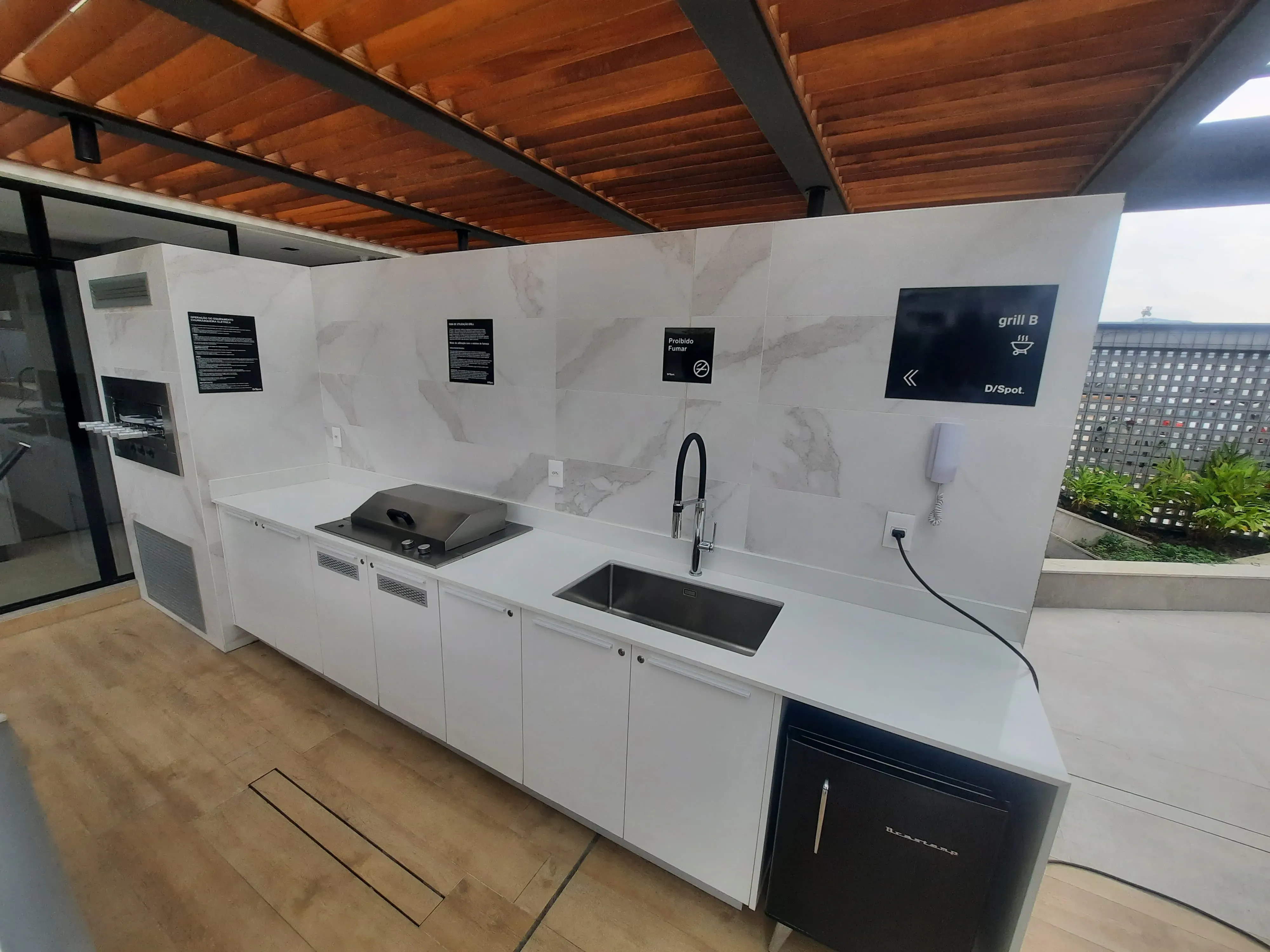 Apartamento com 1 dormitório e 1 vaga de garagem em Florianópolis/SC