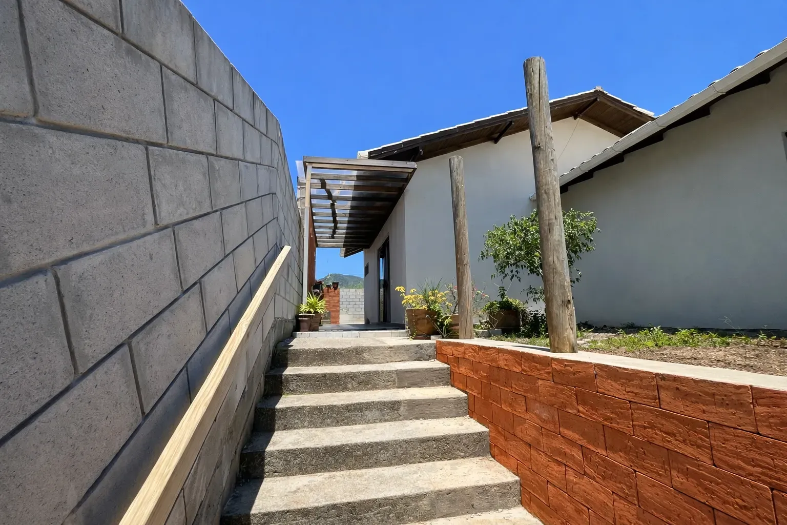 Casa com 2 dormitórios sendo 2 suítes e 1 vaga de garagem em Governador Celso Ramos/SC