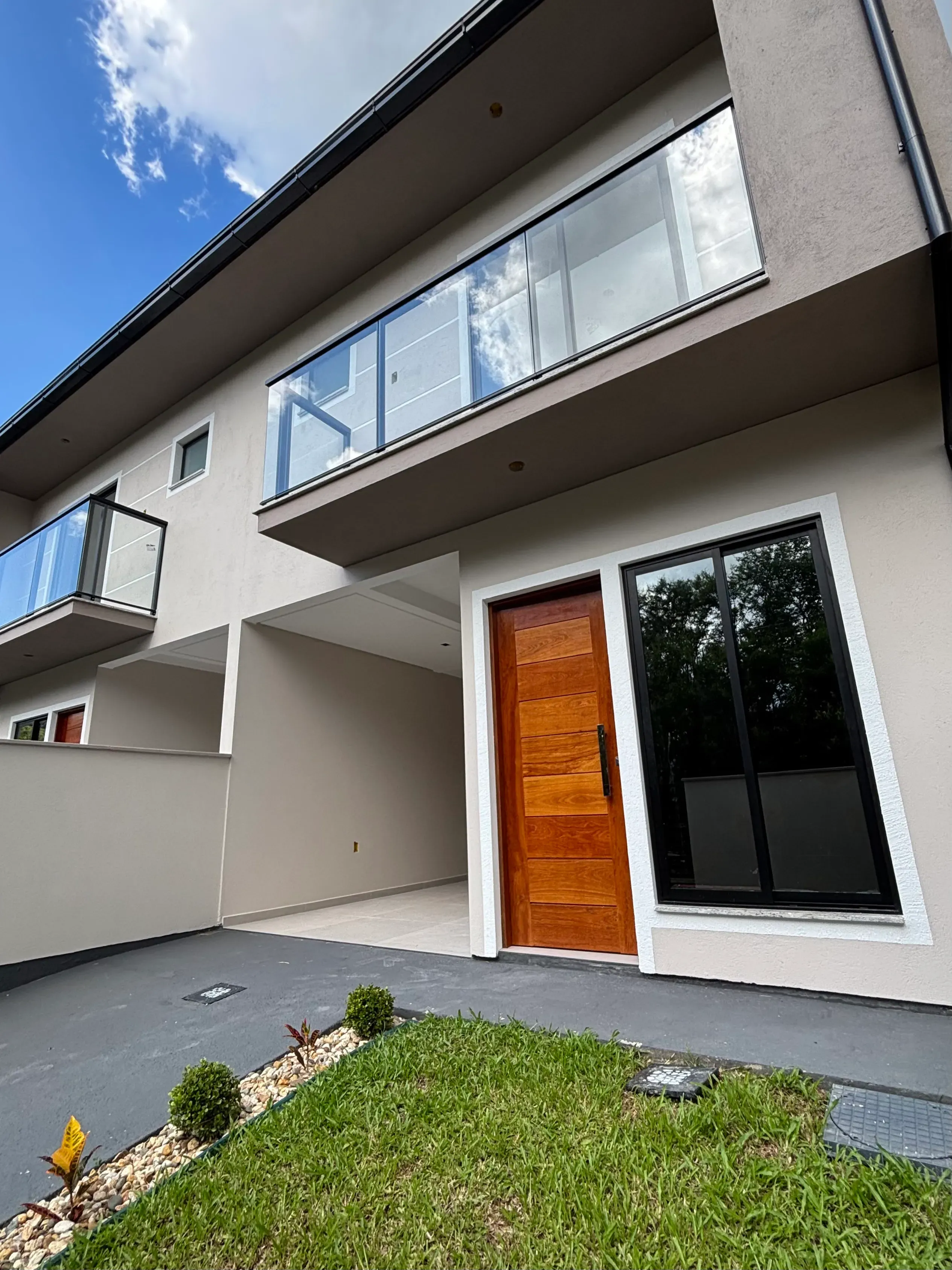 Casa com 2 dormitórios sendo 2 suítes e 1 vaga de garagem em São José/SC