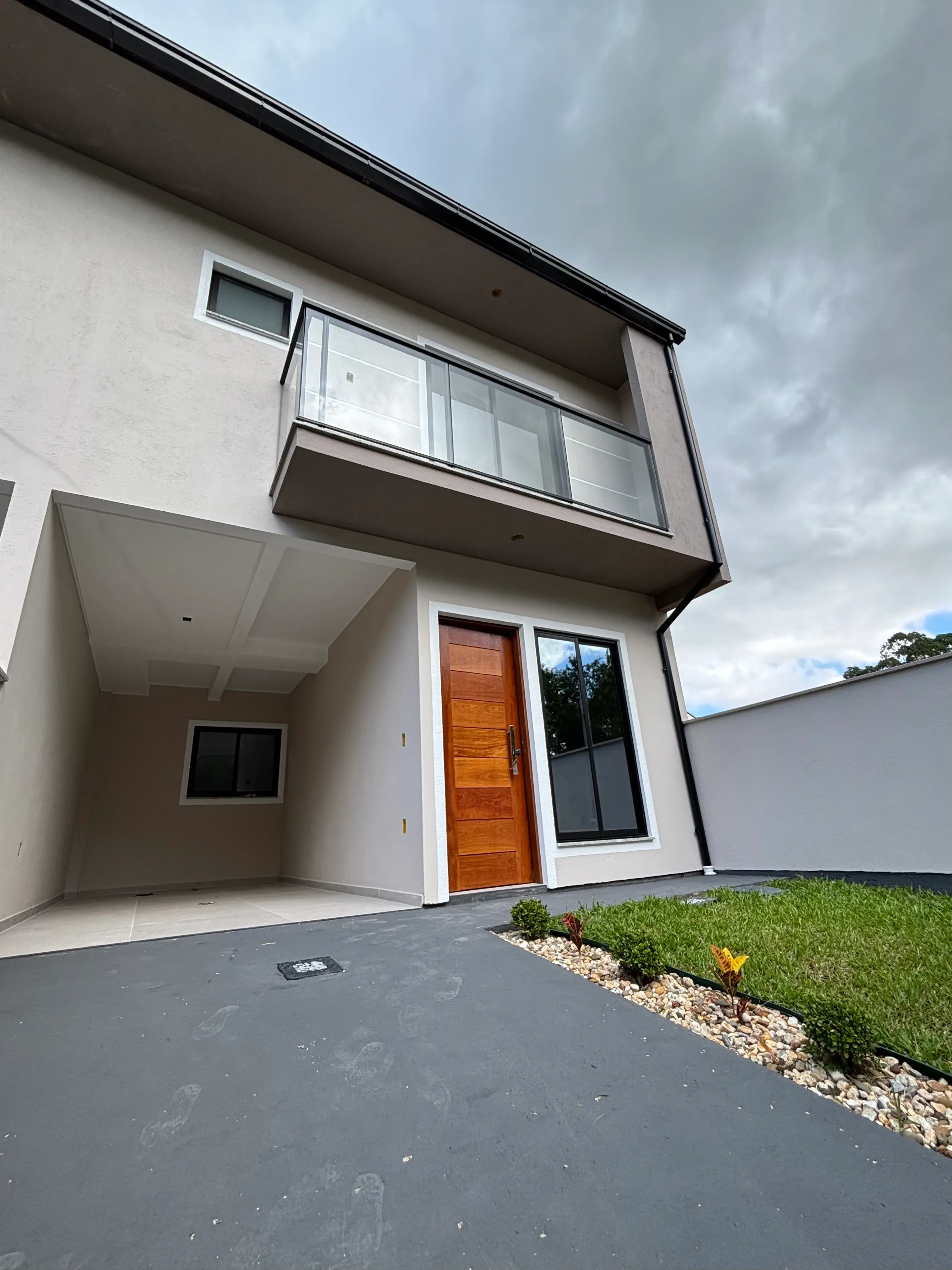 Casa com 2 dormitórios sendo 2 suítes e 1 vaga de garagem em São José/SC