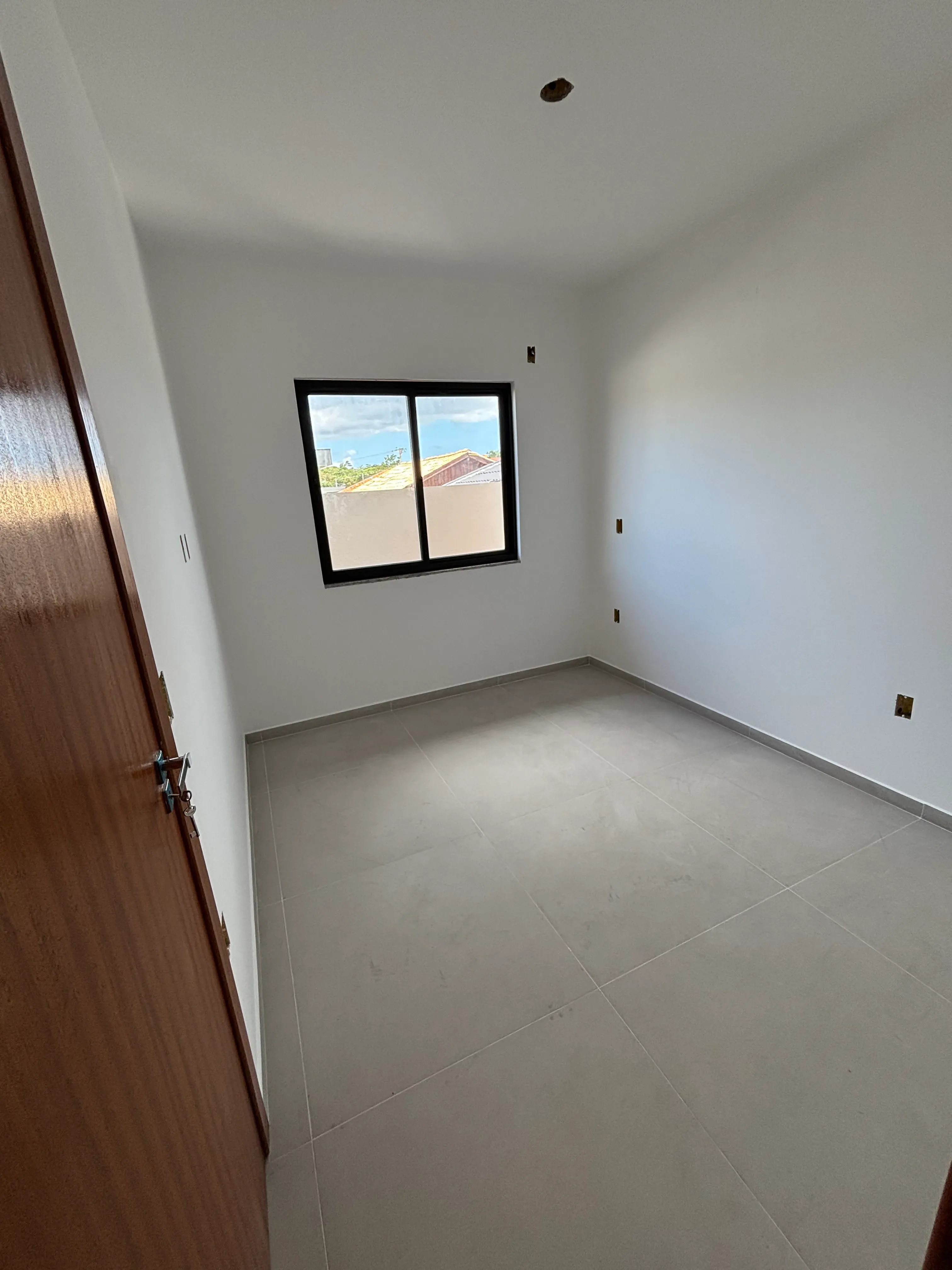 Casa com 2 dormitórios sendo 2 suítes e 1 vaga de garagem em São José/SC