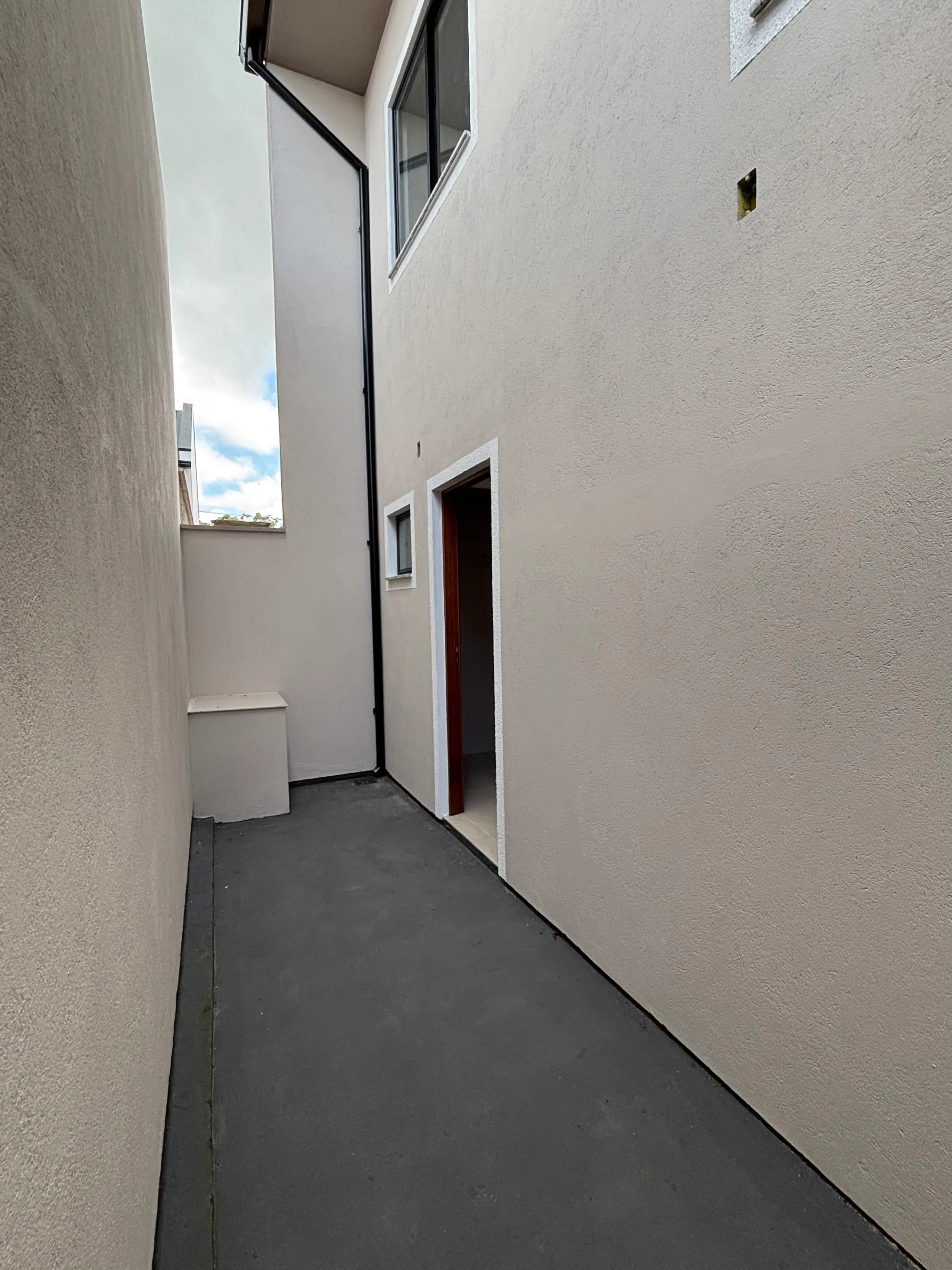 Casa com 2 dormitórios sendo 2 suítes e 1 vaga de garagem em São José/SC