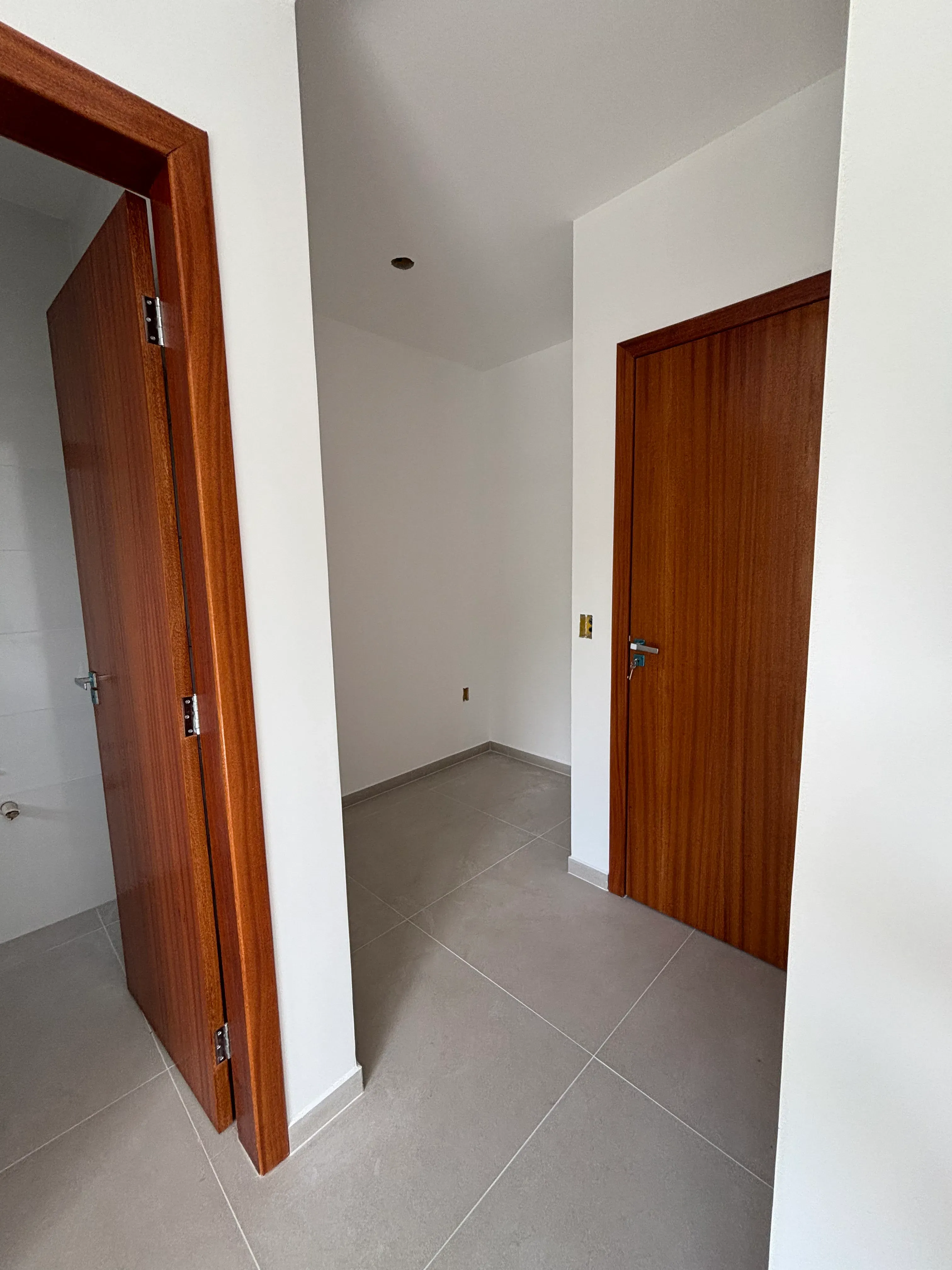 Casa com 2 dormitórios sendo 2 suítes e 1 vaga de garagem em São José/SC