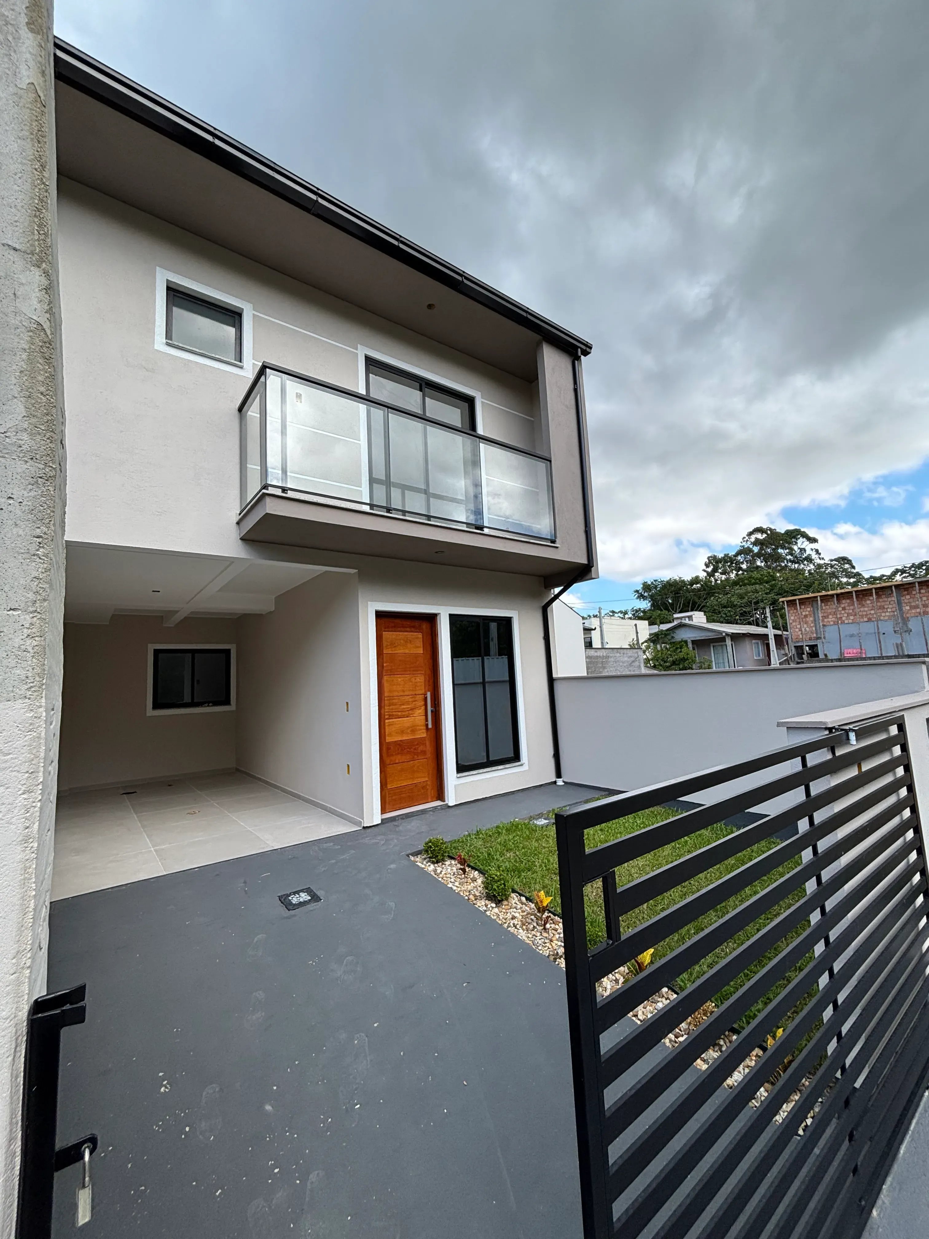 Casa com 2 dormitórios sendo 2 suítes e 1 vaga de garagem em São José/SC