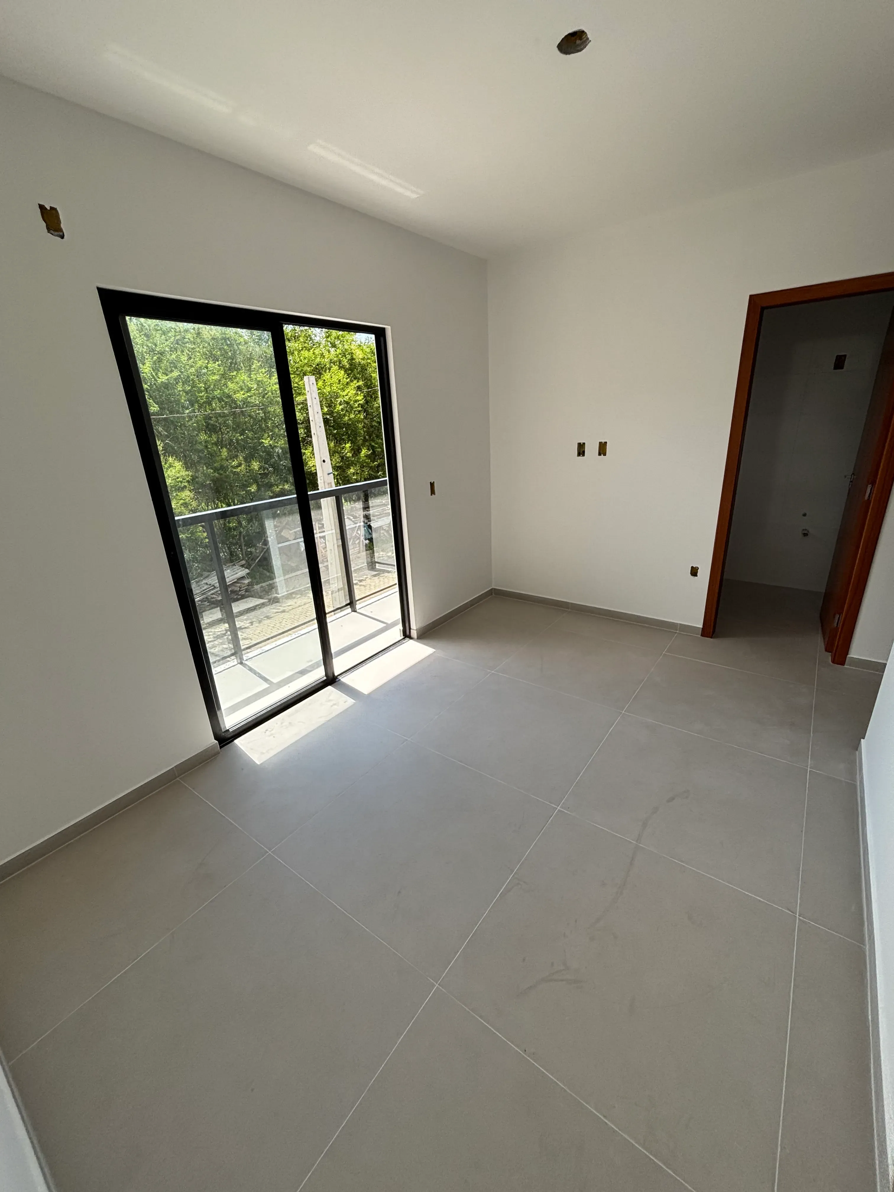 Casa com 2 dormitórios sendo 2 suítes e 1 vaga de garagem em São José/SC