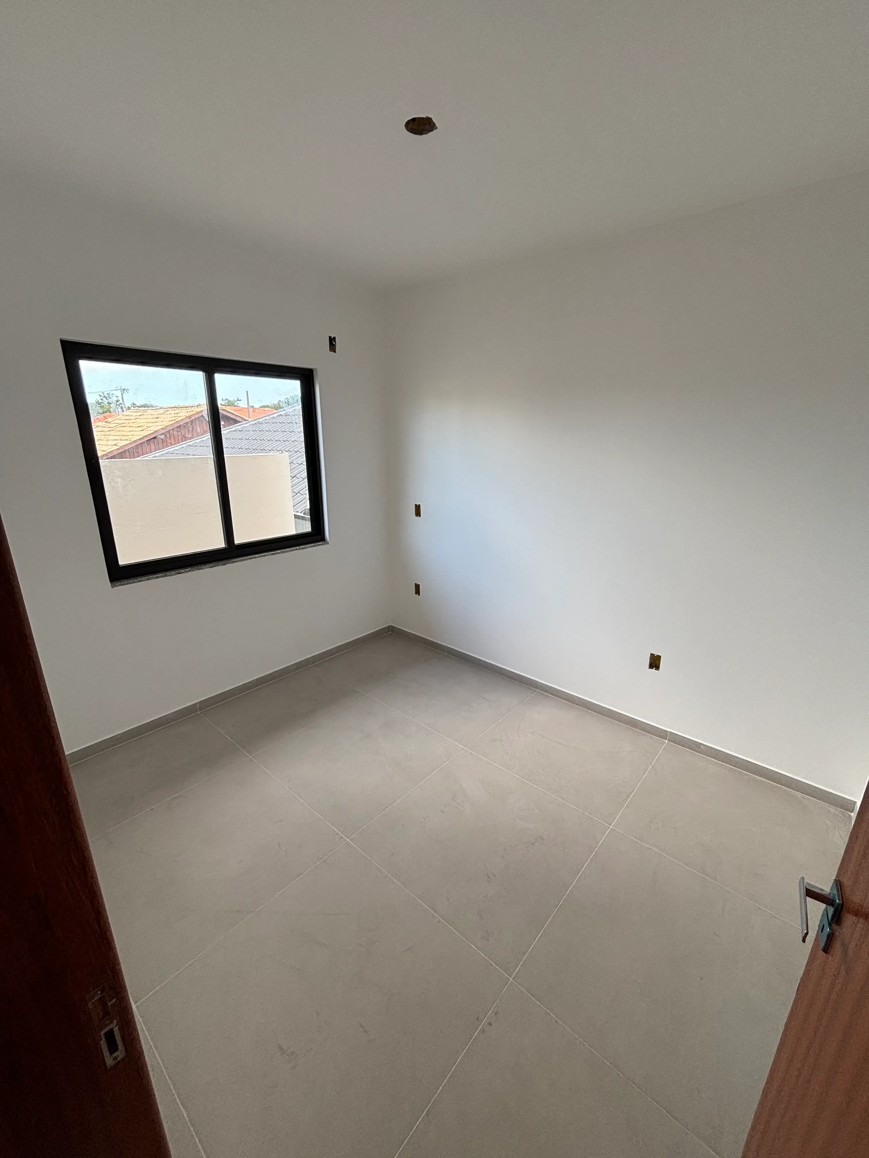 Casa com 2 dormitórios sendo 2 suítes e 1 vaga de garagem em São José/SC