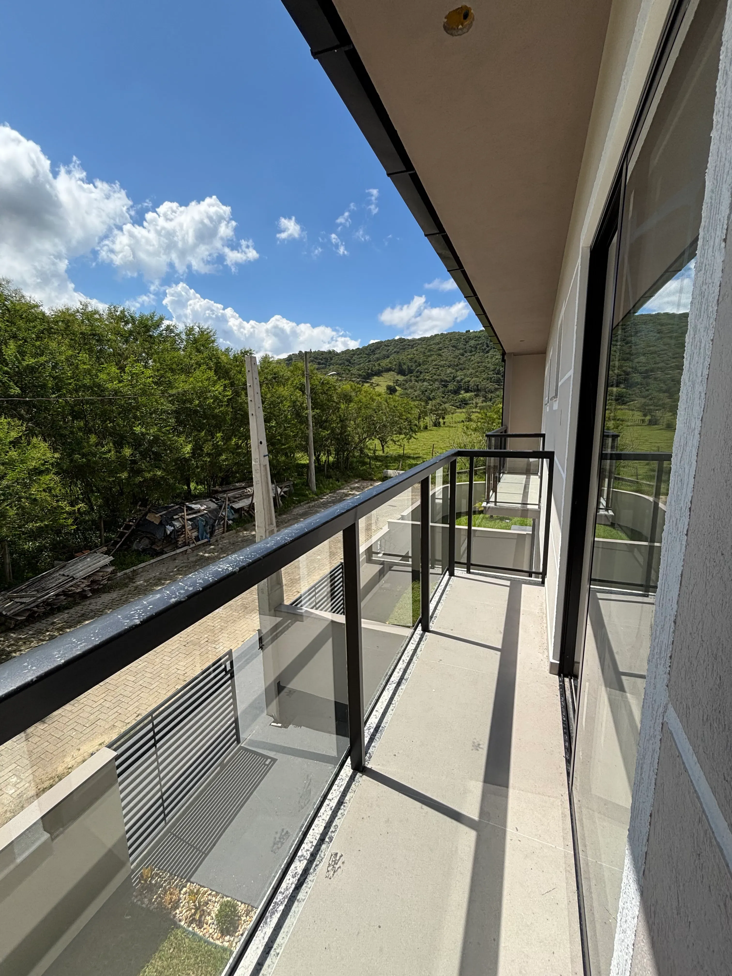 Casa com 2 dormitórios sendo 2 suítes e 1 vaga de garagem em São José/SC