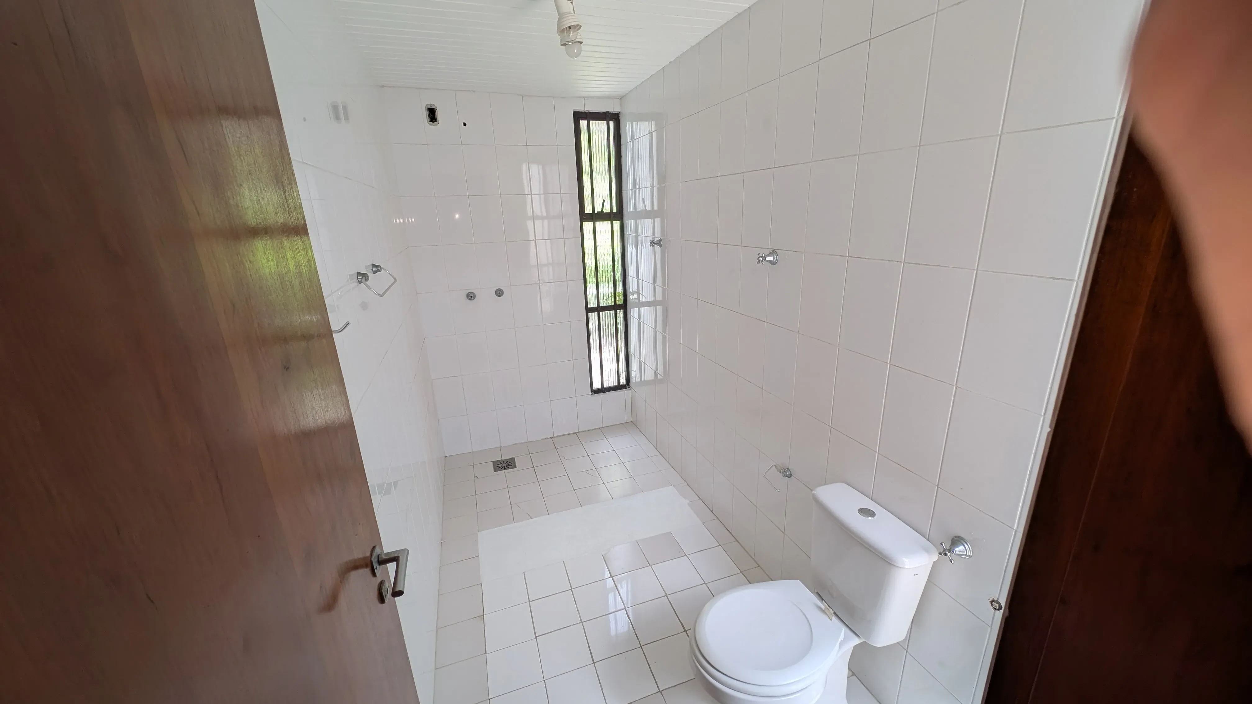 Casa com 5 dormitórios sendo 3 suítes e 4 vagas de garagem em Florianópolis/SC