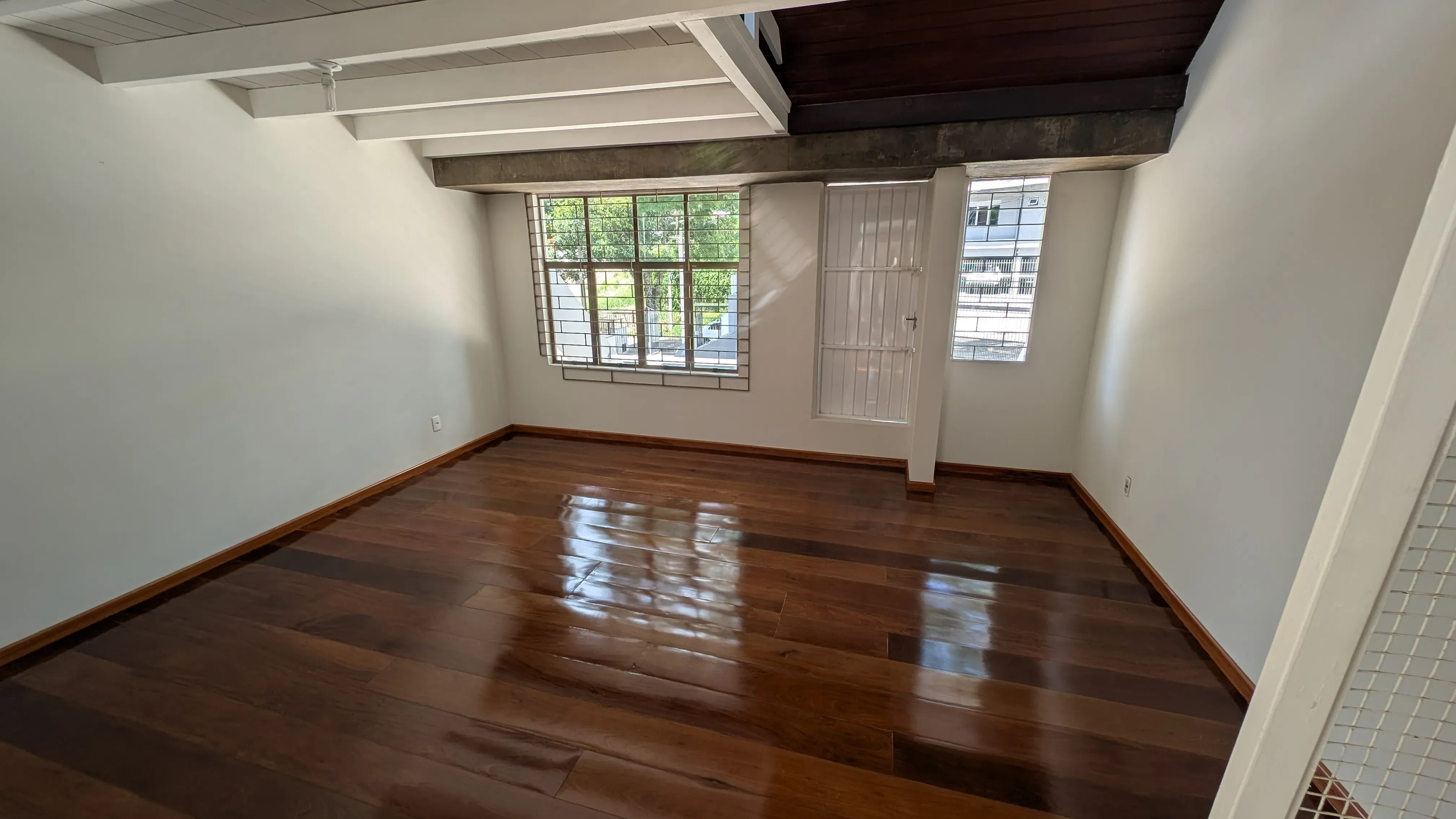 Casa com 5 dormitórios sendo 3 suítes e 4 vagas de garagem em Florianópolis/SC