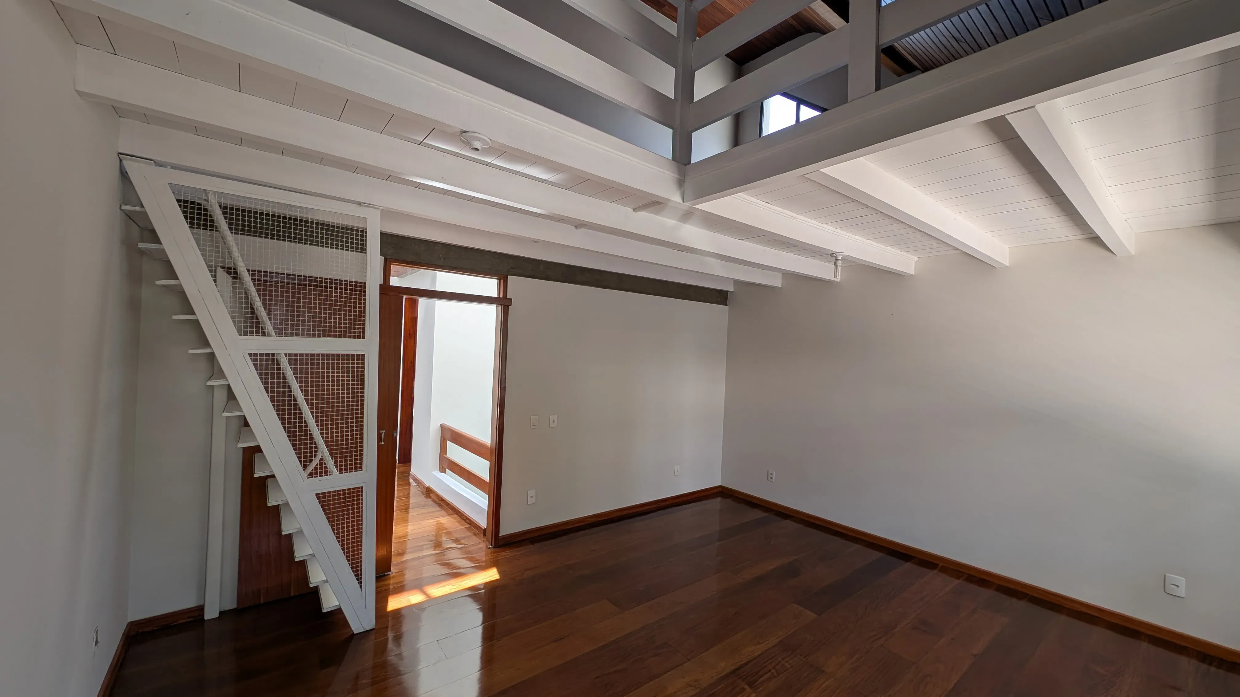 Casa com 5 dormitórios sendo 3 suítes e 4 vagas de garagem em Florianópolis/SC