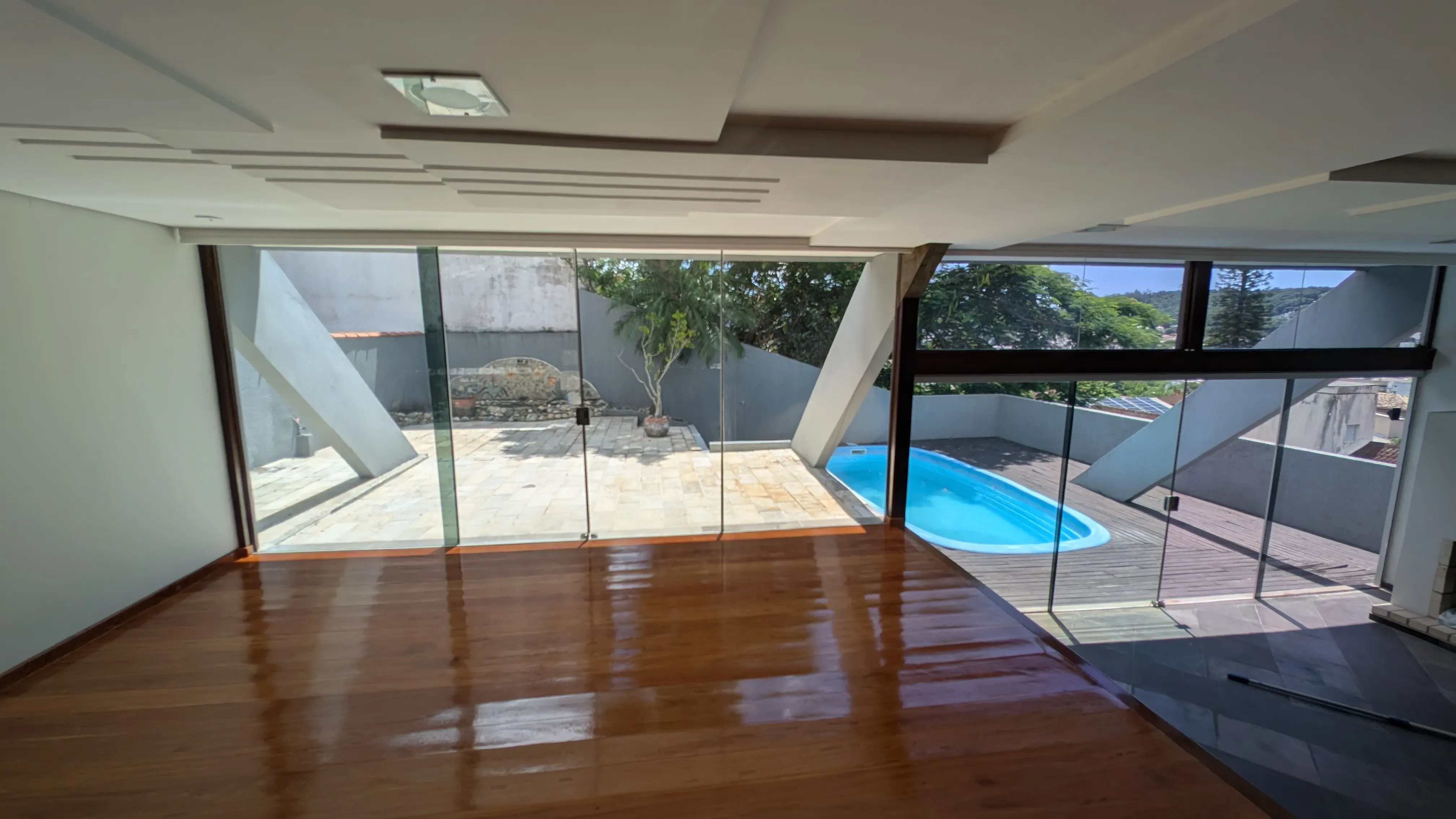 Casa com 5 dormitórios sendo 3 suítes e 4 vagas de garagem em Florianópolis/SC