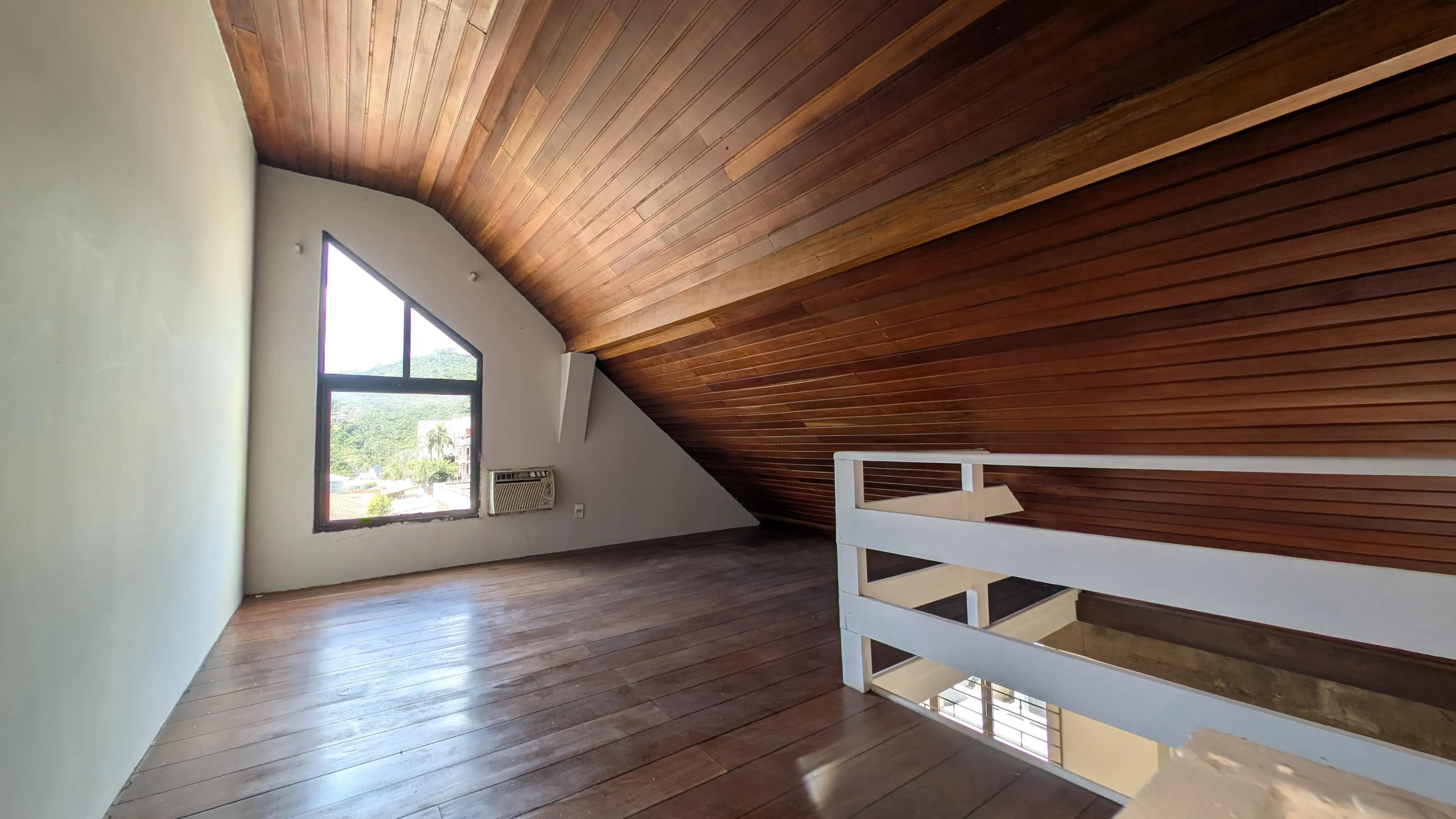 Casa com 5 dormitórios sendo 3 suítes e 4 vagas de garagem em Florianópolis/SC