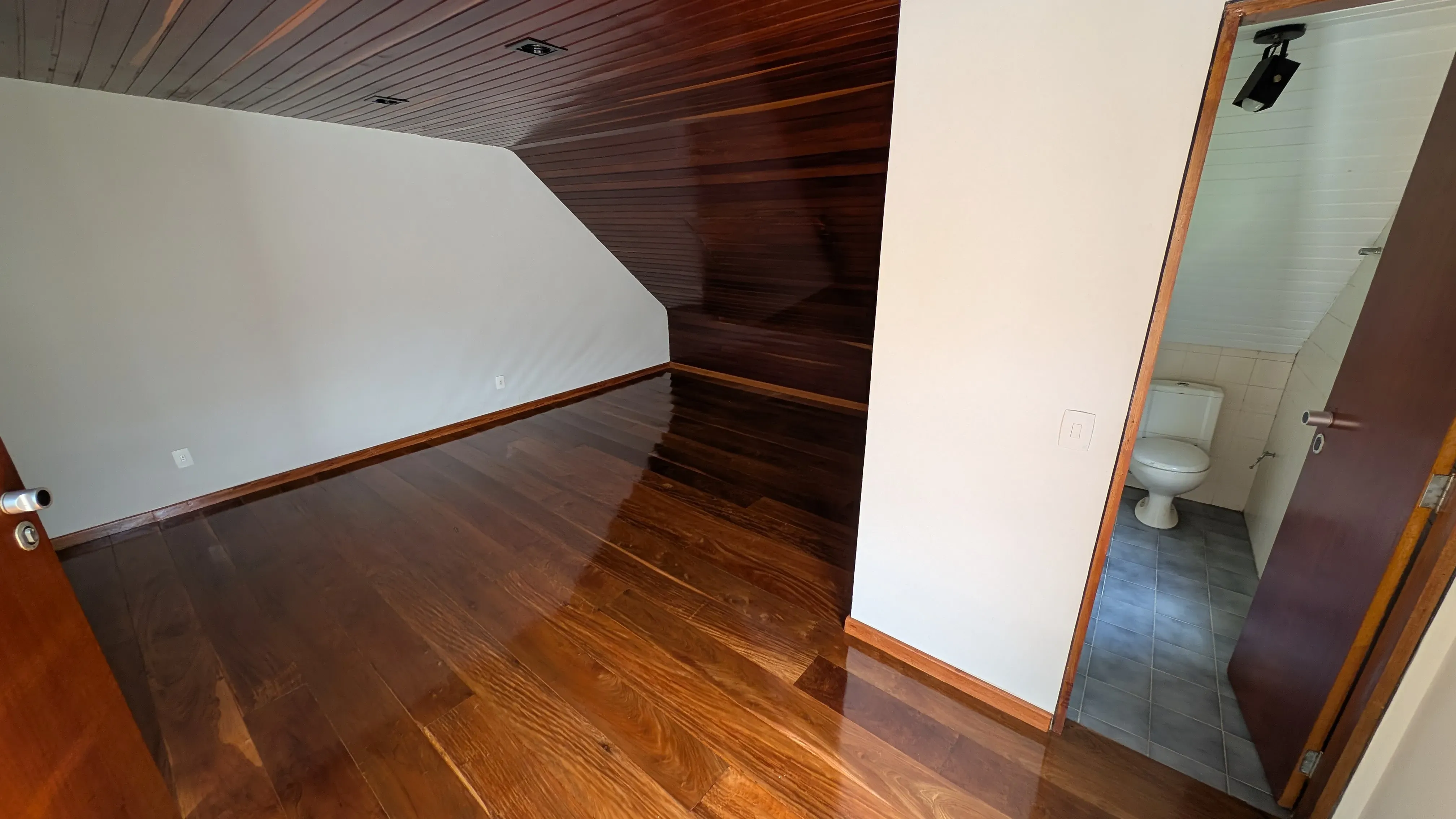 Casa com 5 dormitórios sendo 3 suítes e 4 vagas de garagem em Florianópolis/SC