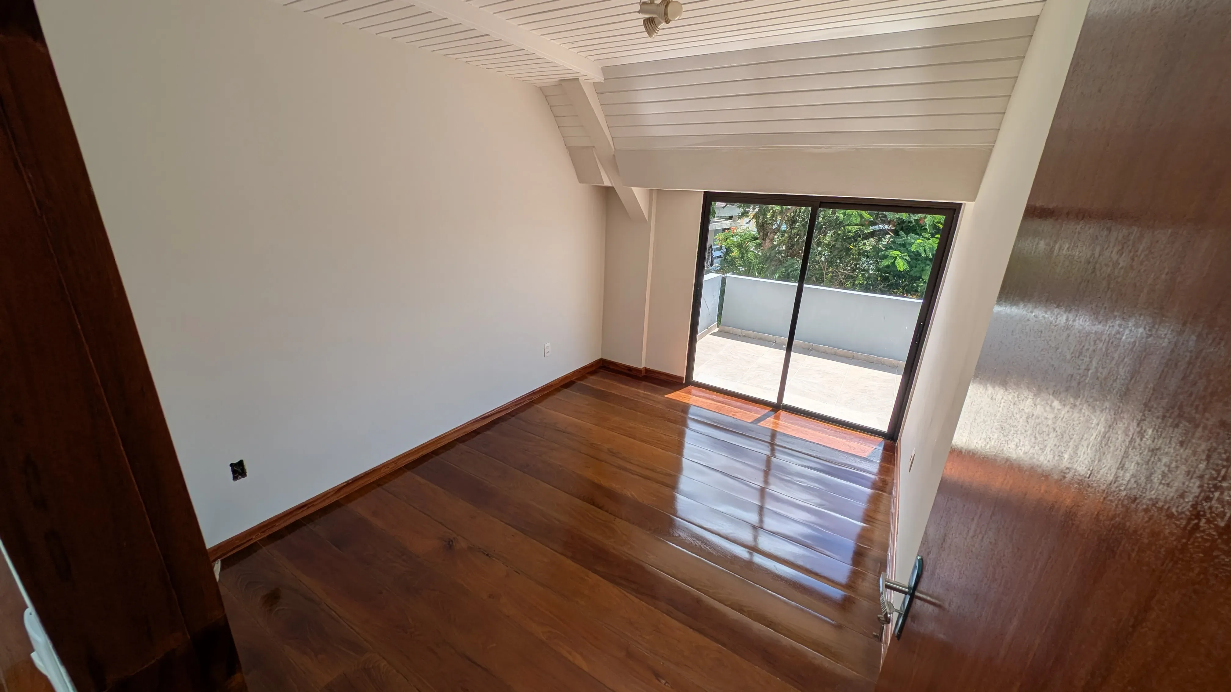 Casa com 5 dormitórios sendo 3 suítes e 4 vagas de garagem em Florianópolis/SC