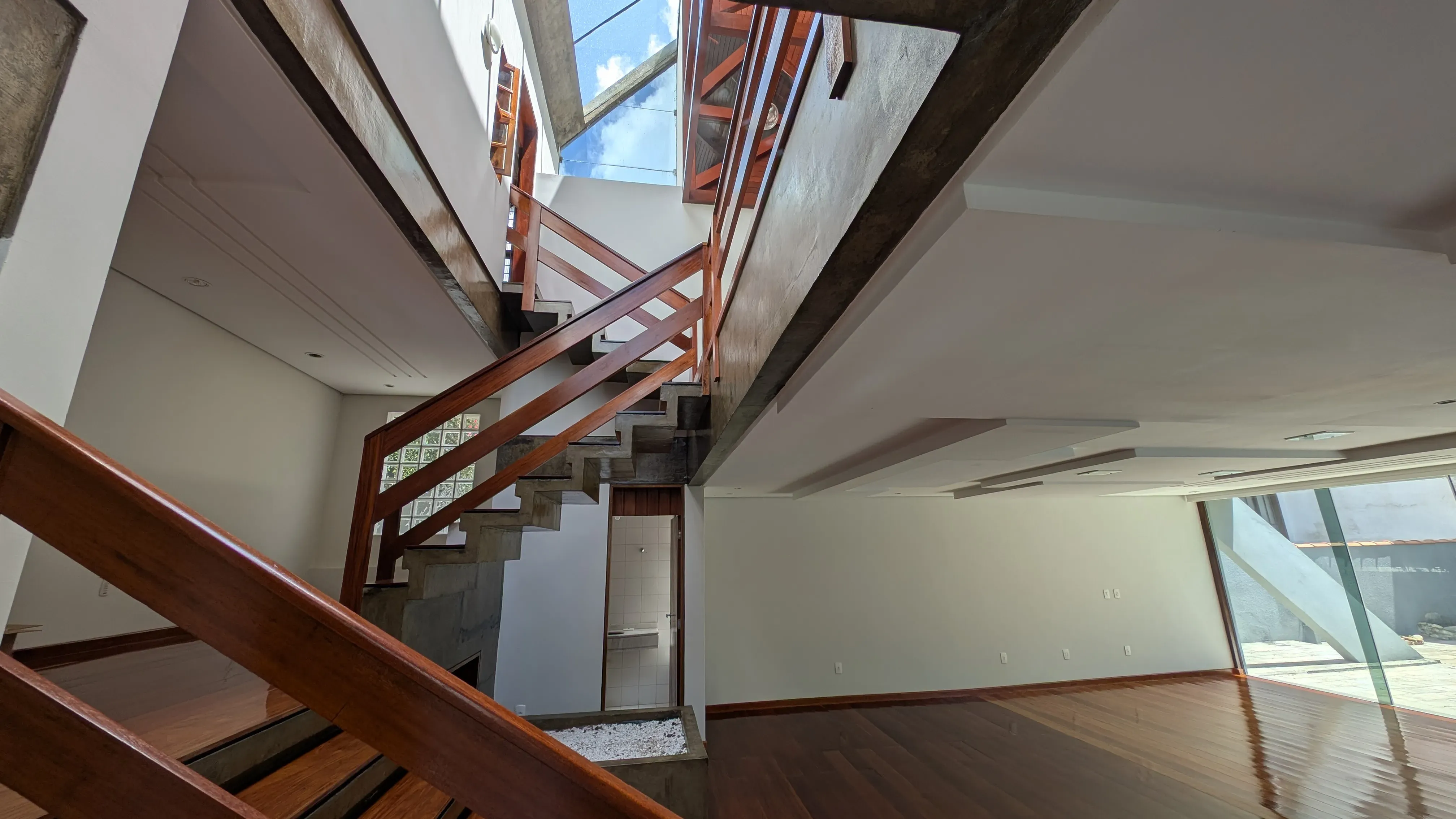 Casa com 5 dormitórios sendo 3 suítes e 4 vagas de garagem em Florianópolis/SC