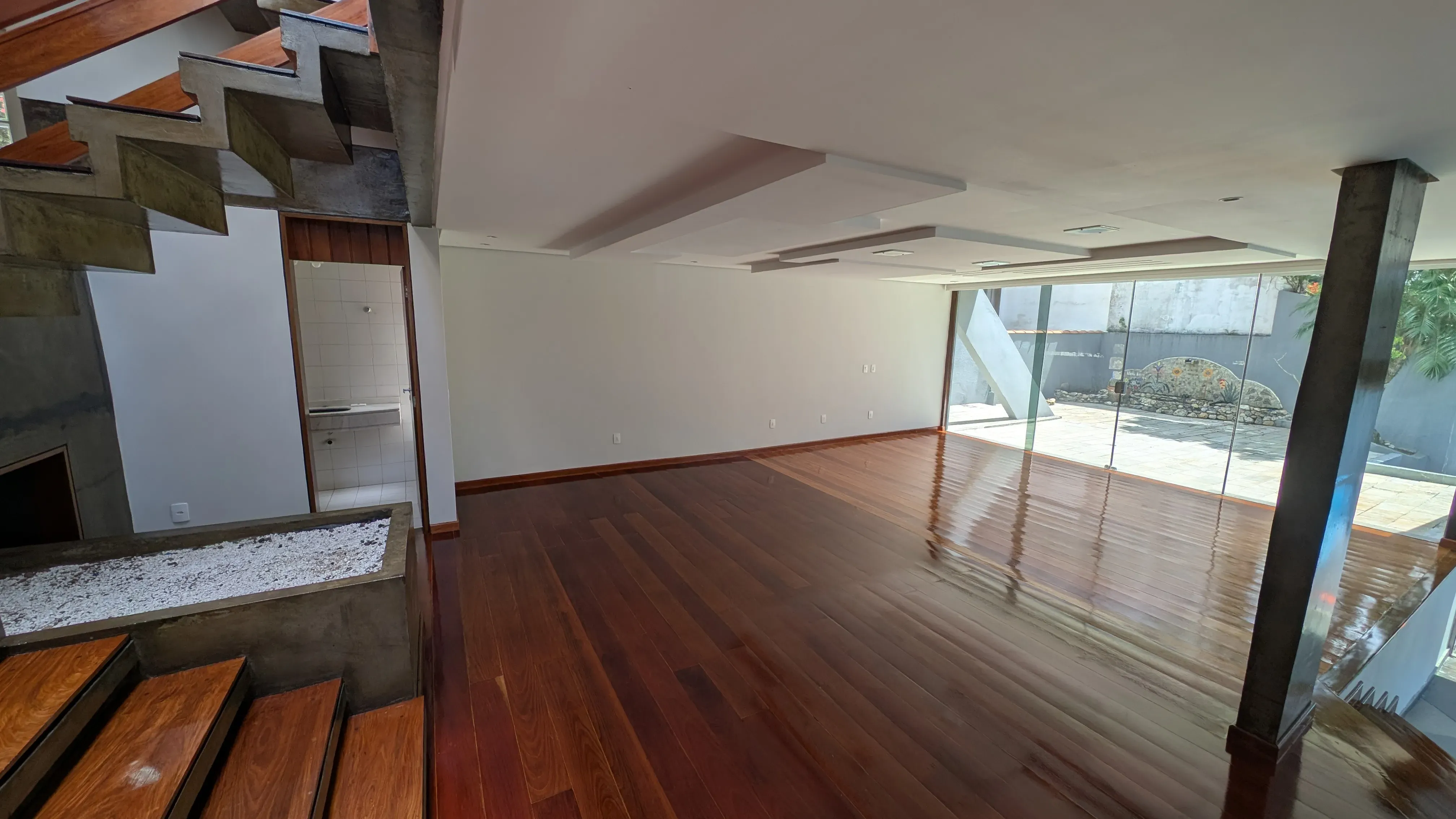 Casa com 5 dormitórios sendo 3 suítes e 4 vagas de garagem em Florianópolis/SC