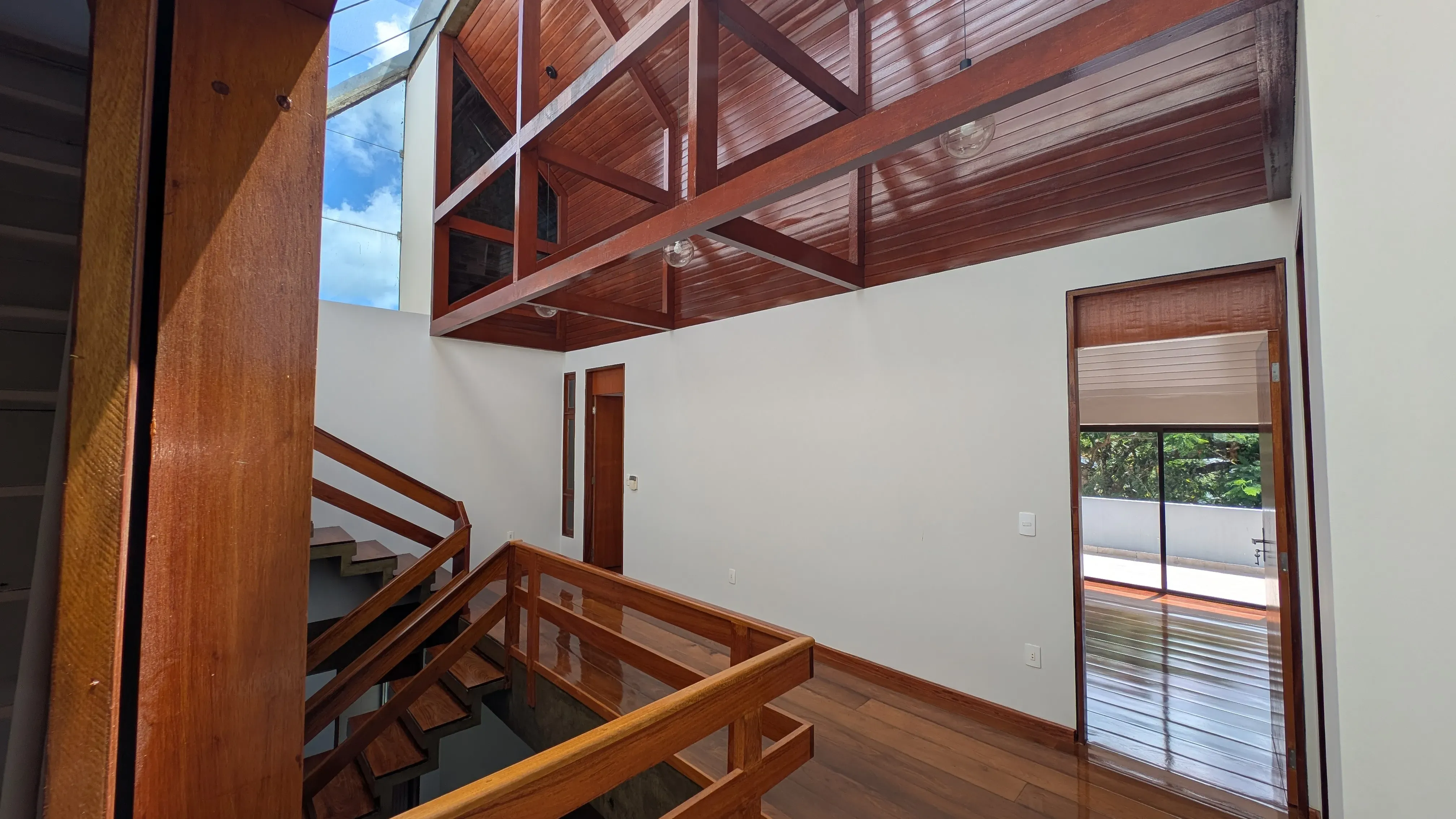 Casa com 5 dormitórios sendo 3 suítes e 4 vagas de garagem em Florianópolis/SC