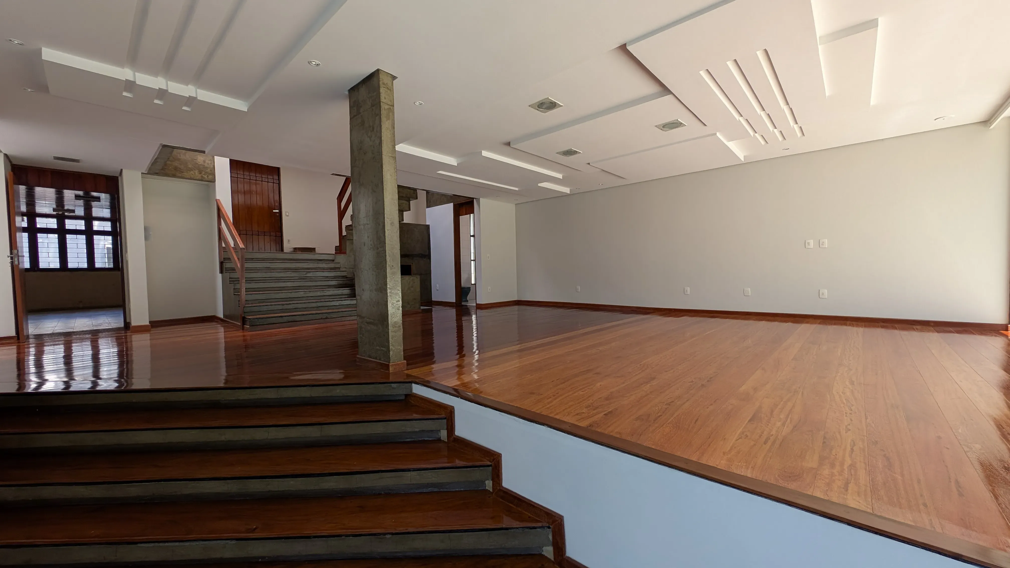 Casa com 5 dormitórios sendo 3 suítes e 4 vagas de garagem em Florianópolis/SC