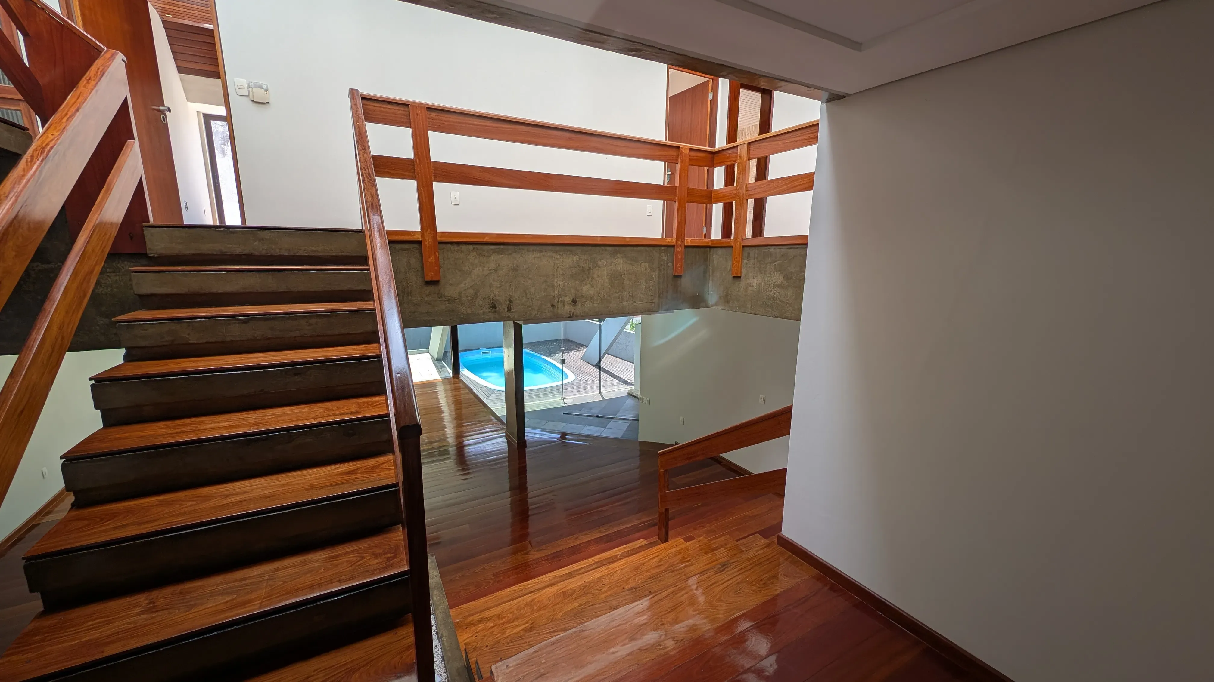 Casa com 5 dormitórios sendo 3 suítes e 4 vagas de garagem em Florianópolis/SC