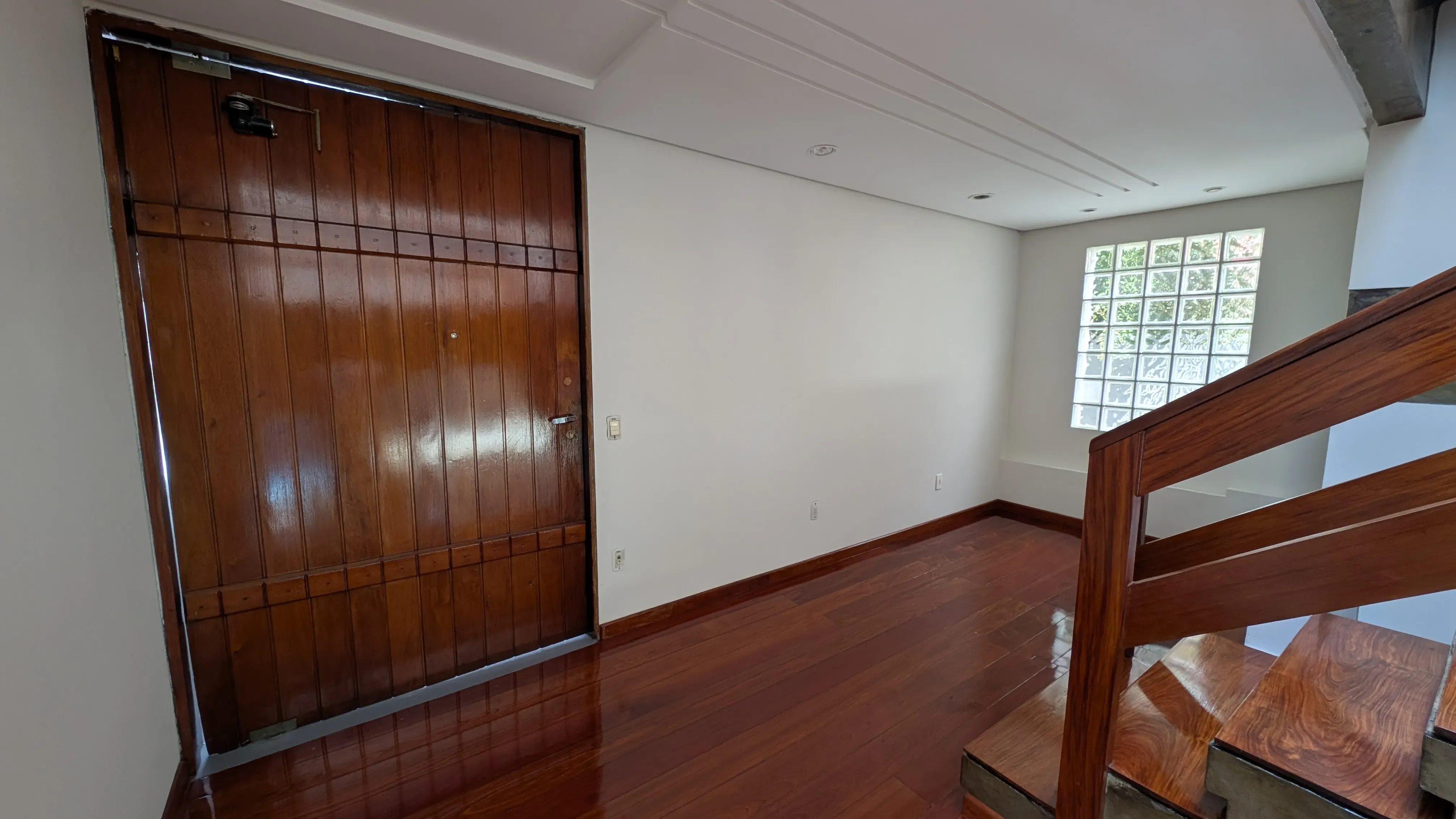 Casa com 5 dormitórios sendo 3 suítes e 4 vagas de garagem em Florianópolis/SC