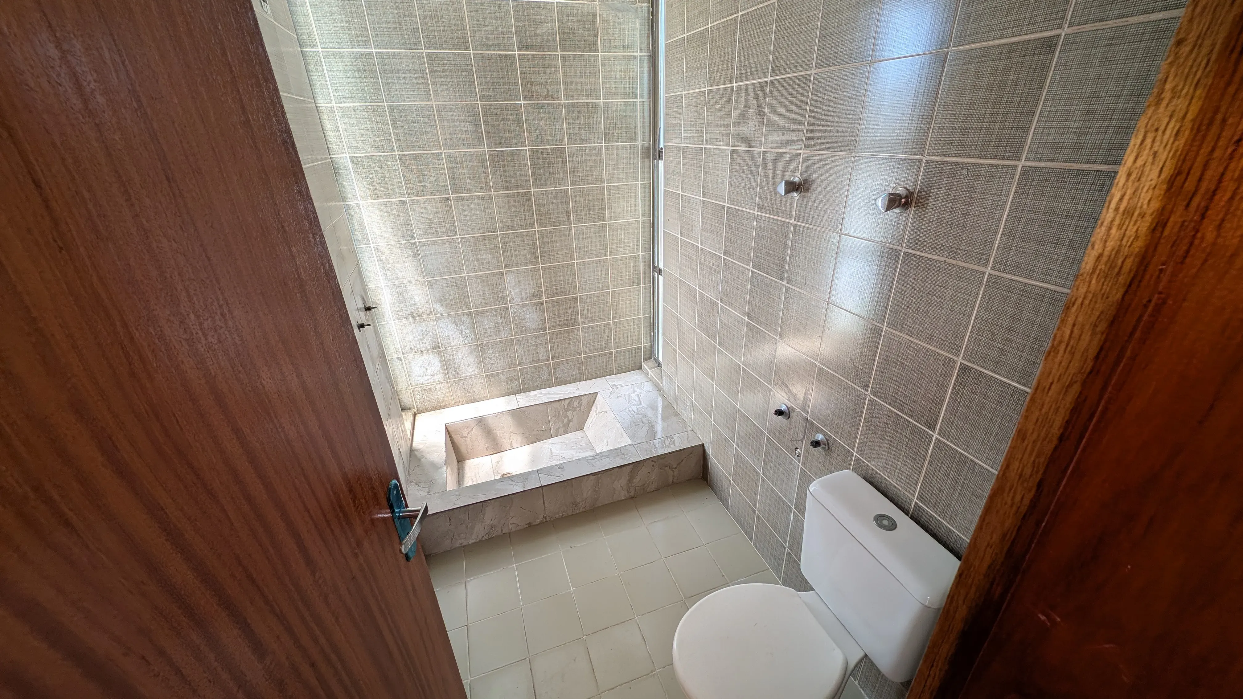 Casa com 5 dormitórios sendo 3 suítes e 4 vagas de garagem em Florianópolis/SC