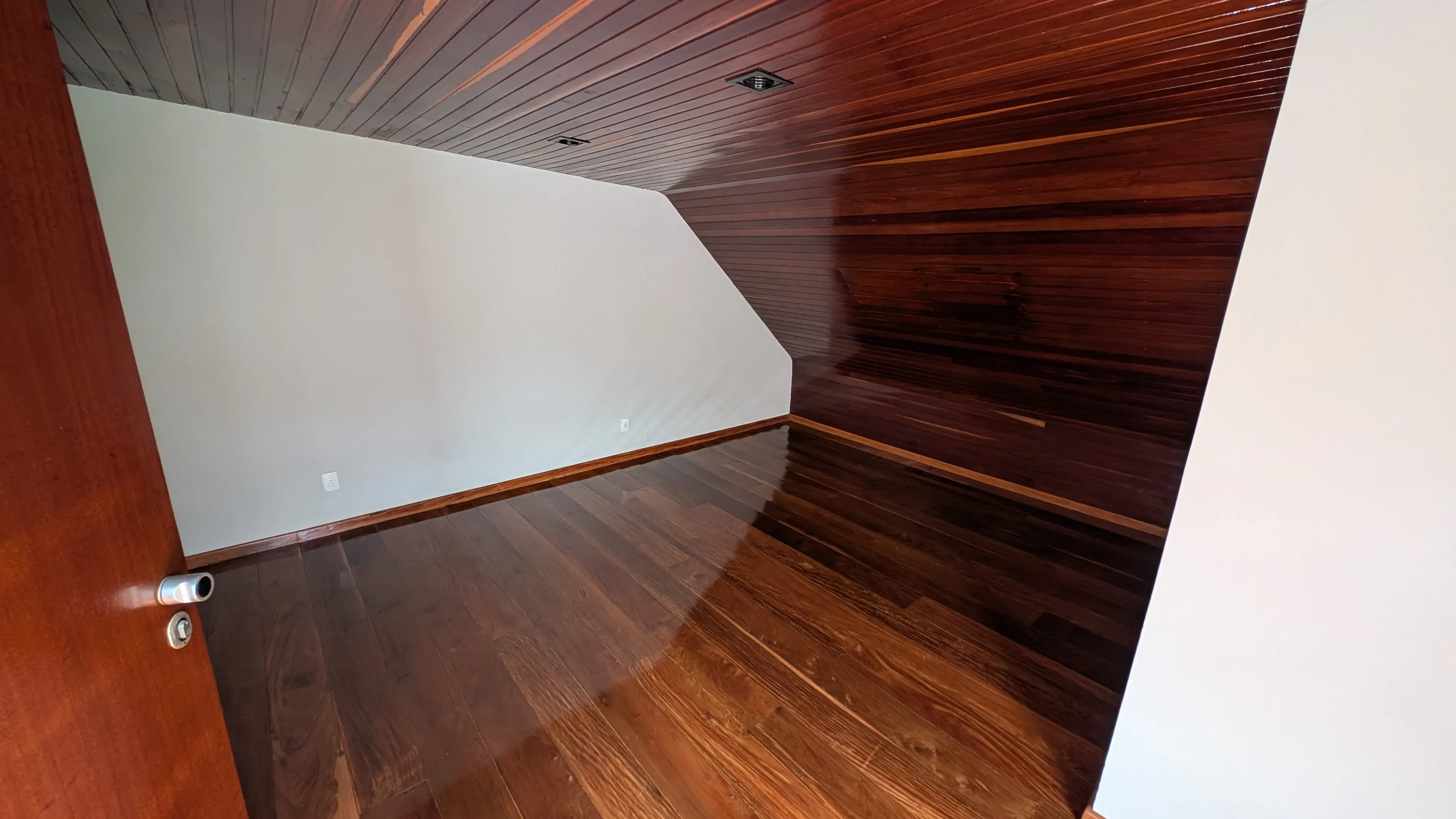 Casa com 5 dormitórios sendo 3 suítes e 4 vagas de garagem em Florianópolis/SC