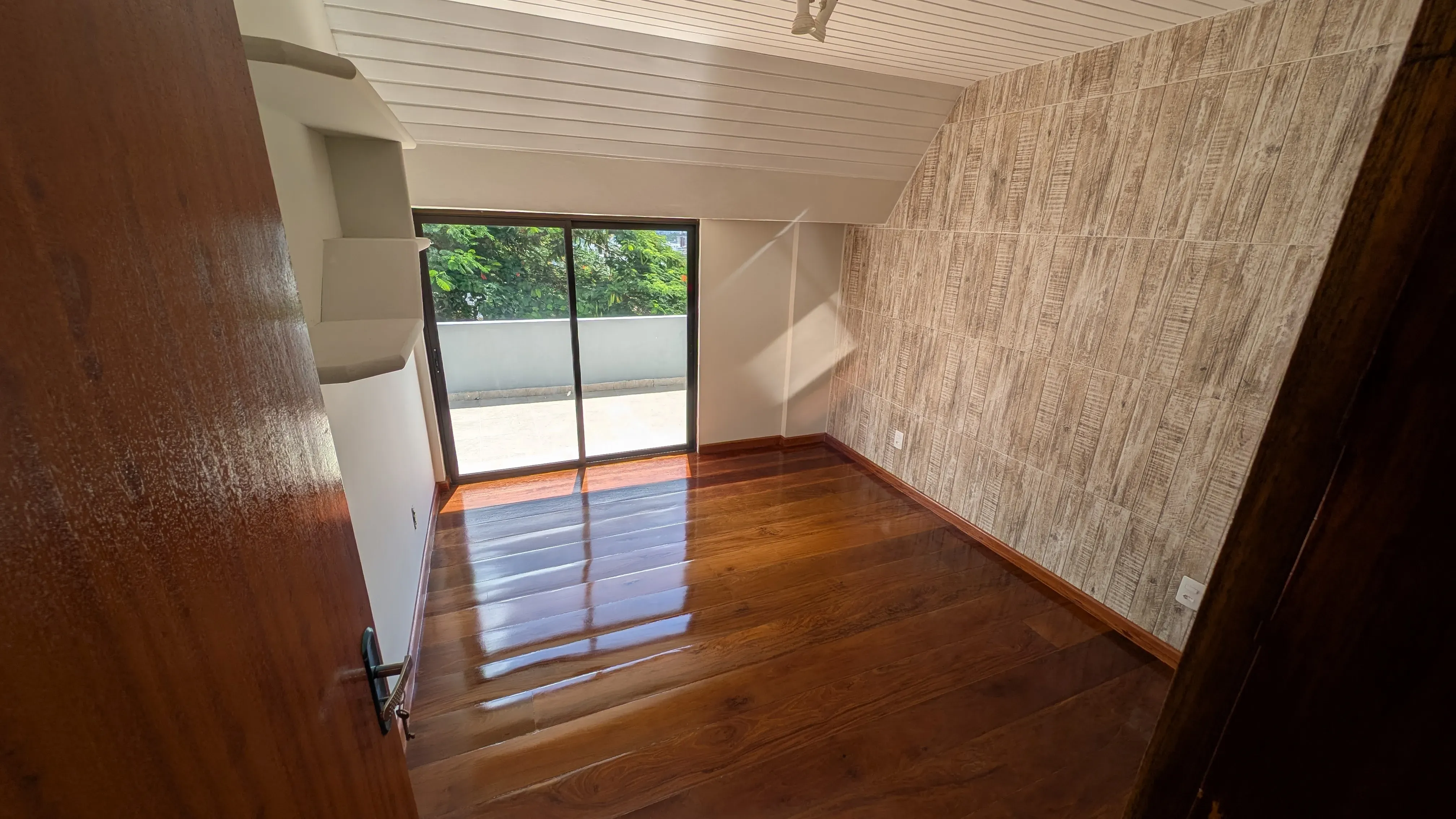 Casa com 5 dormitórios sendo 3 suítes e 4 vagas de garagem em Florianópolis/SC